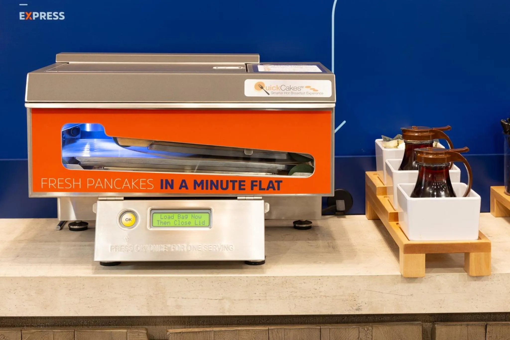 Lounge or bar in Holiday Inn Express St. Albans by IHG