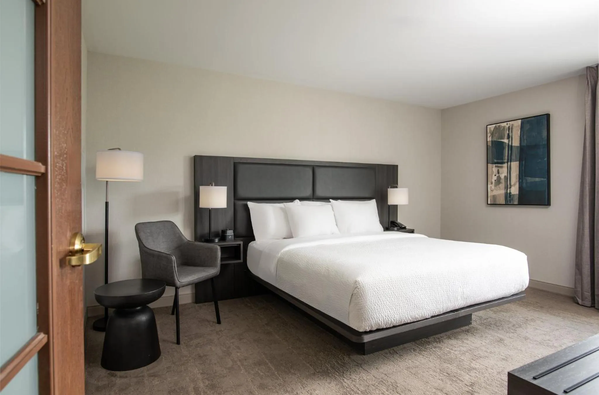 Photo of the whole room, Bed in Holiday Inn Express St. Albans by IHG