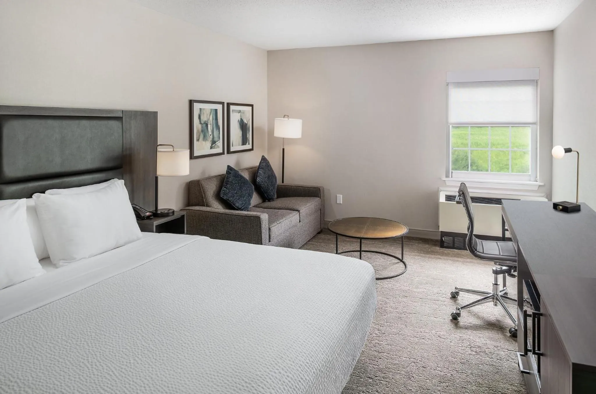 Photo of the whole room, Bed in Holiday Inn Express St. Albans by IHG