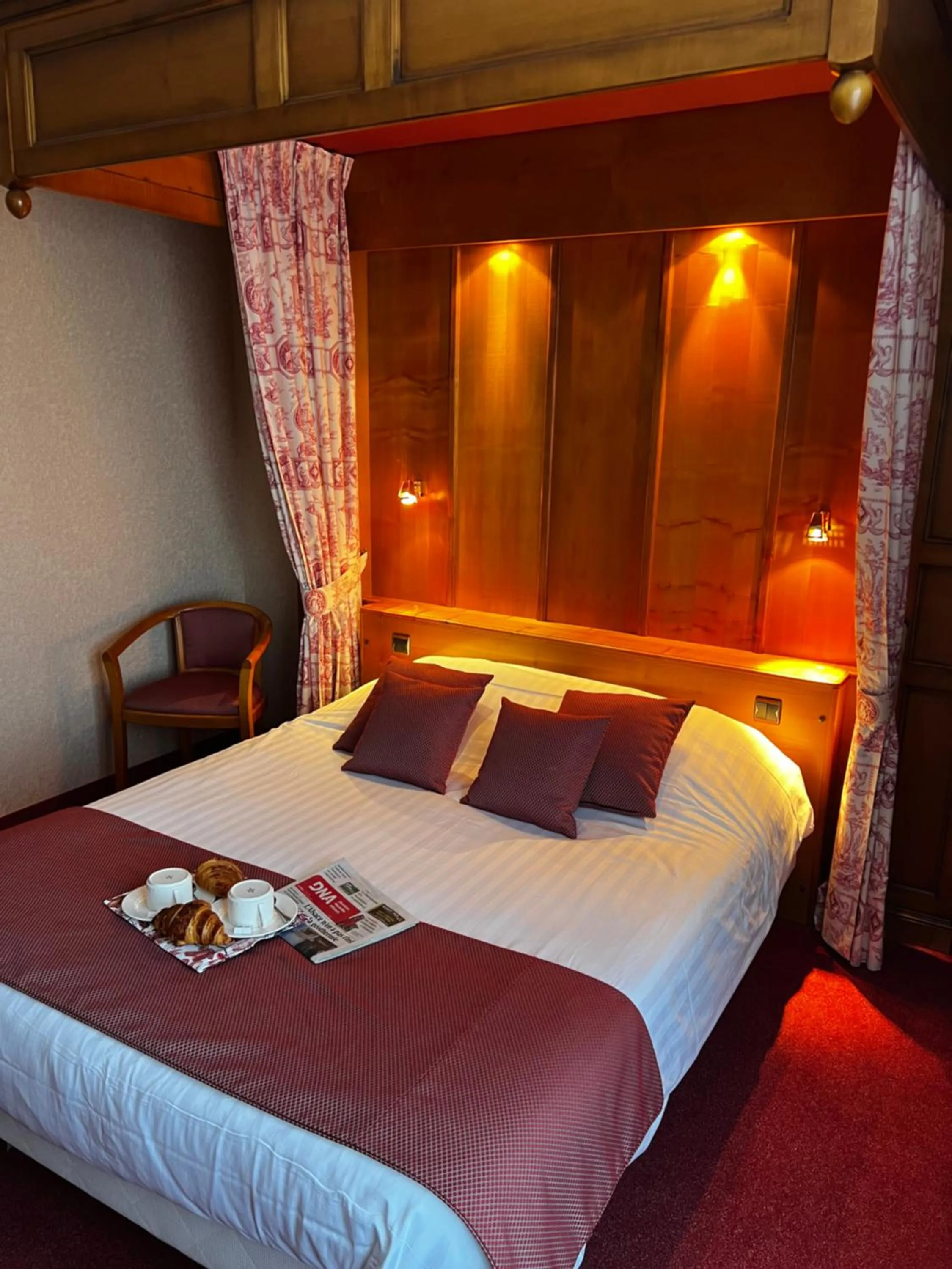 Bed in Hôtel Le Riquewihr