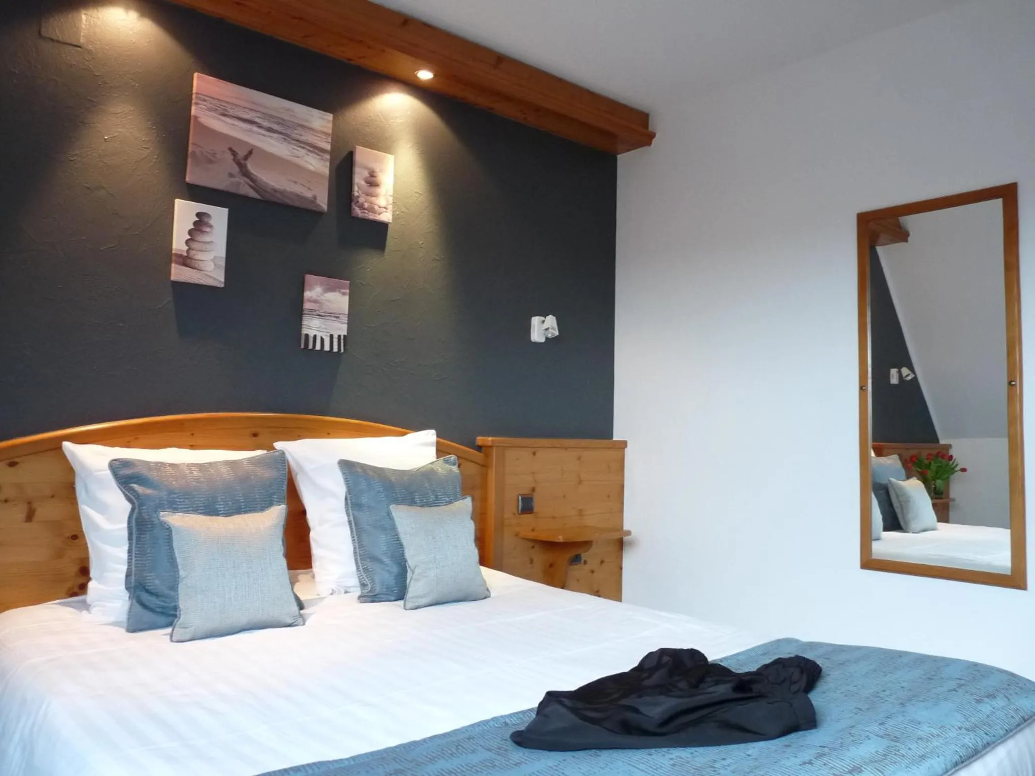 Bedroom, Bed in Hôtel Le Riquewihr