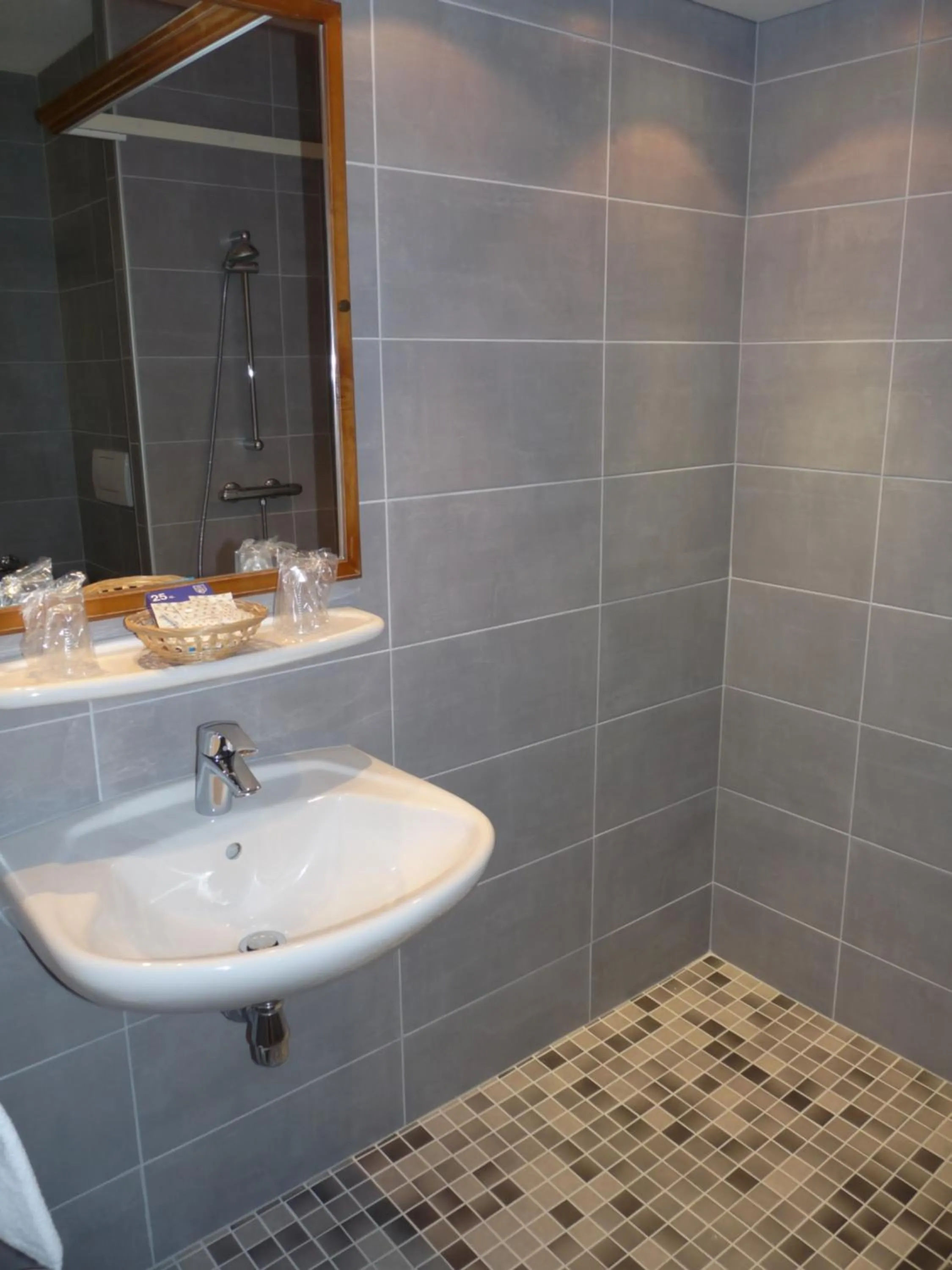 Bathroom in Hôtel Le Riquewihr