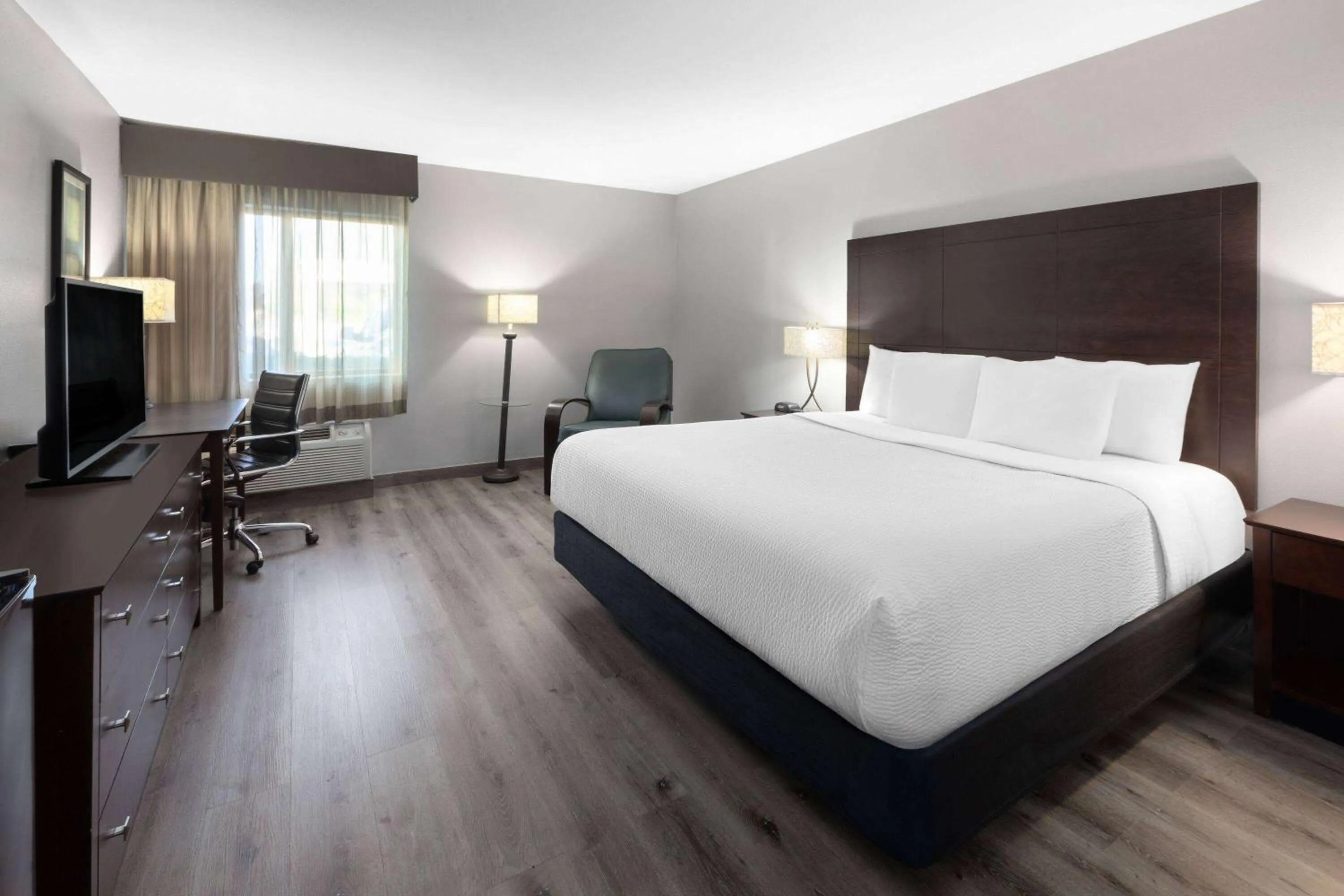 Photo of the whole room, Bed in La Quinta Inn by Wyndham Sheboygan