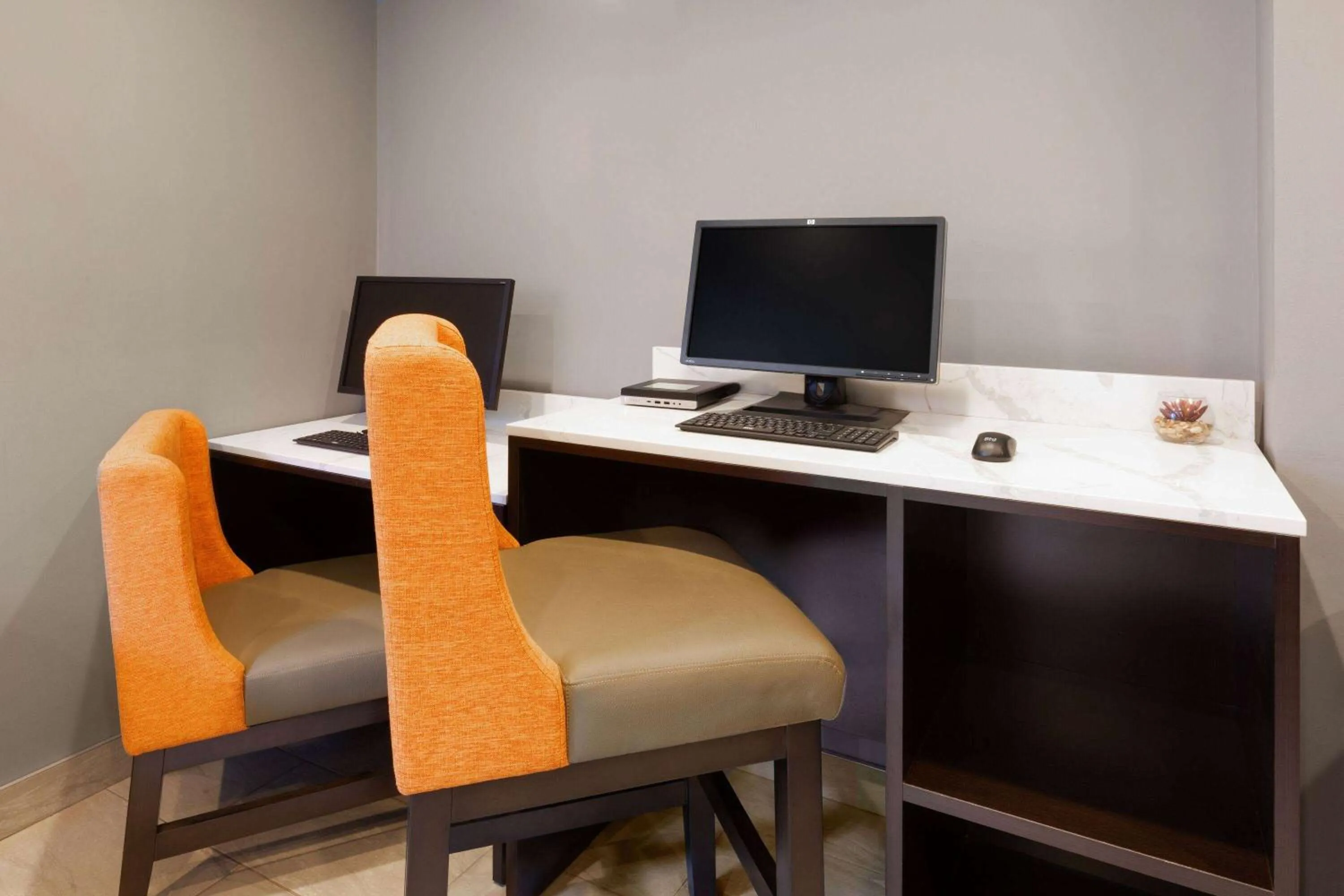 Business facilities in La Quinta Inn by Wyndham Sheboygan