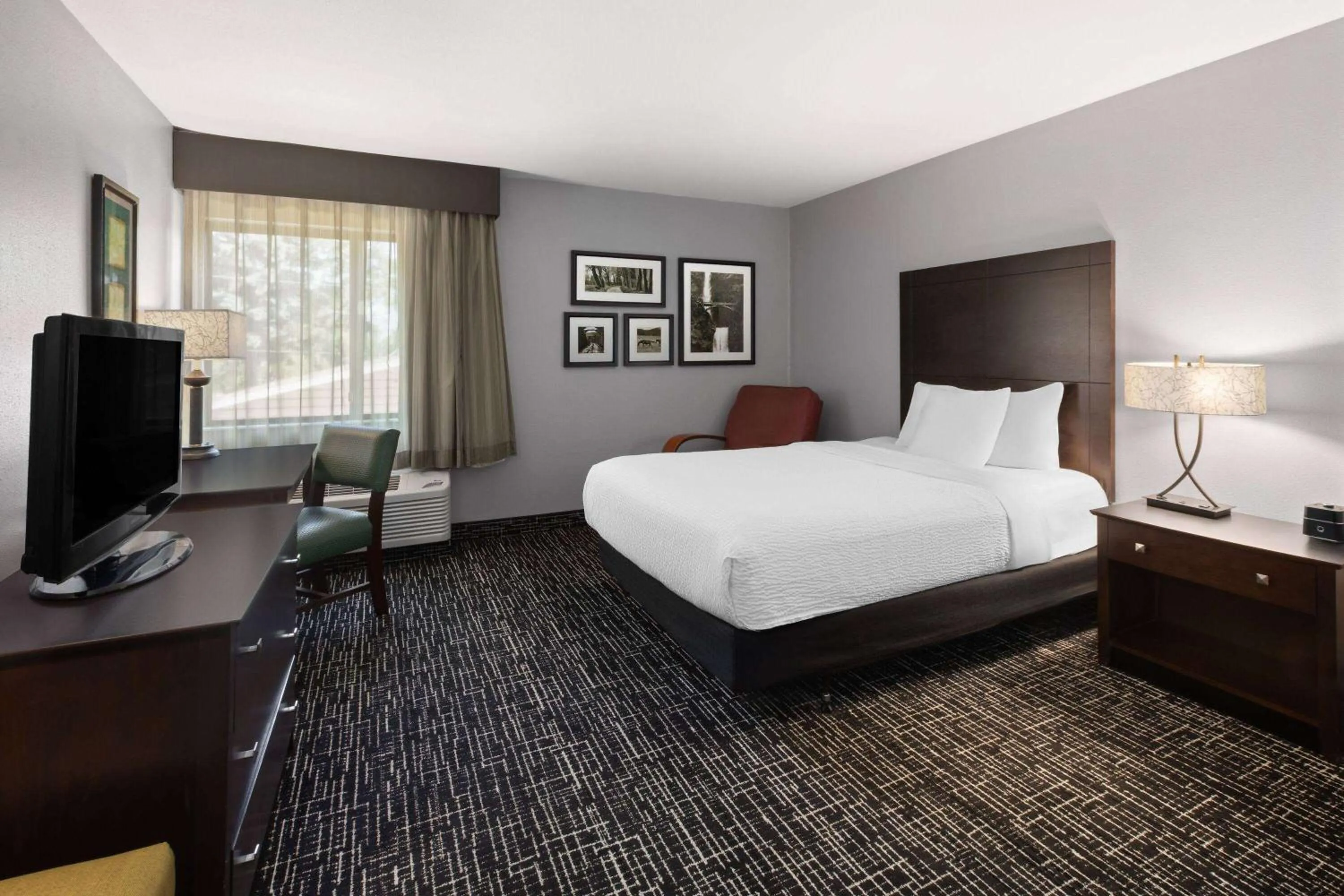 Photo of the whole room, Bed in La Quinta Inn by Wyndham Sheboygan