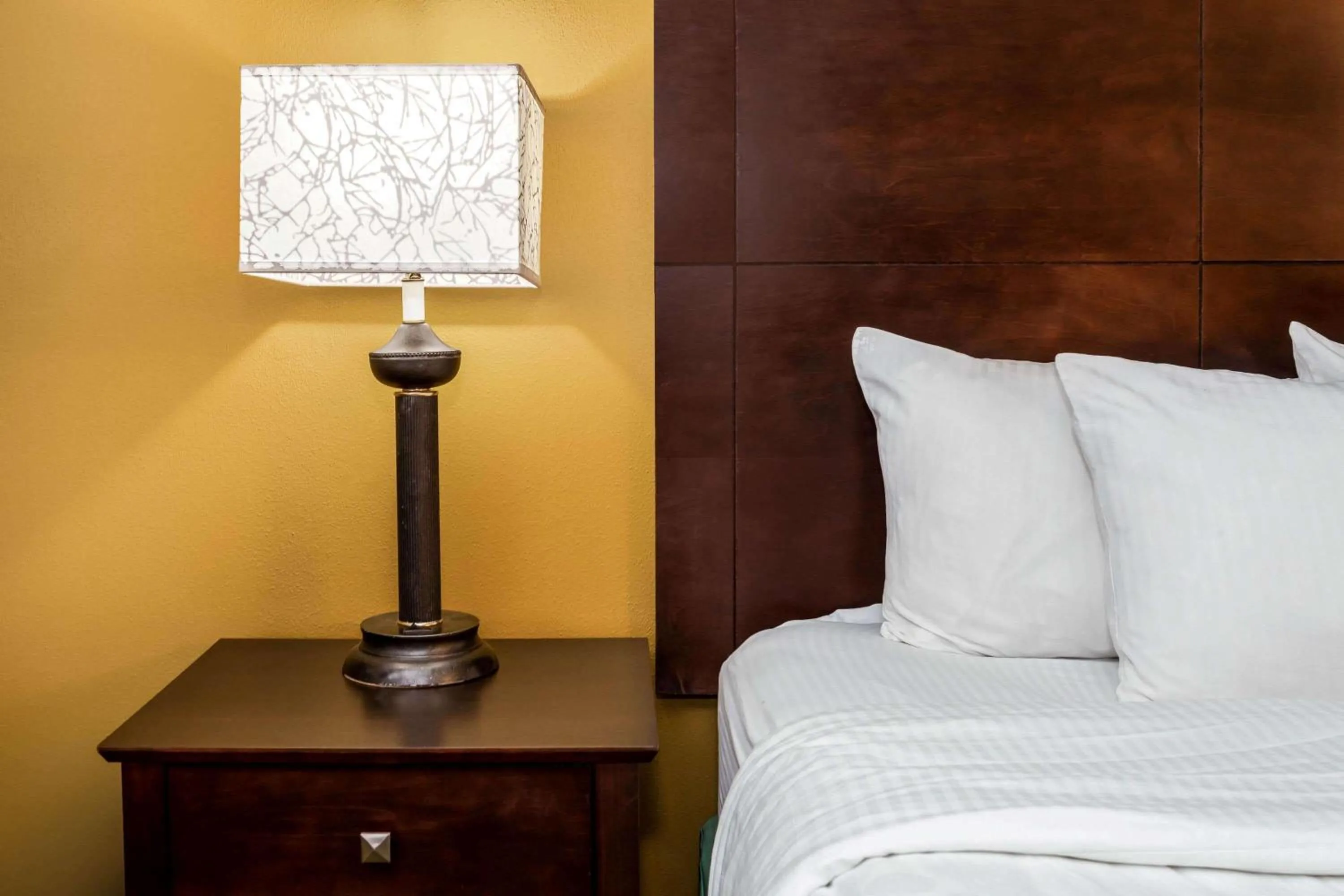 Photo of the whole room, Bed in La Quinta Inn by Wyndham Sheboygan