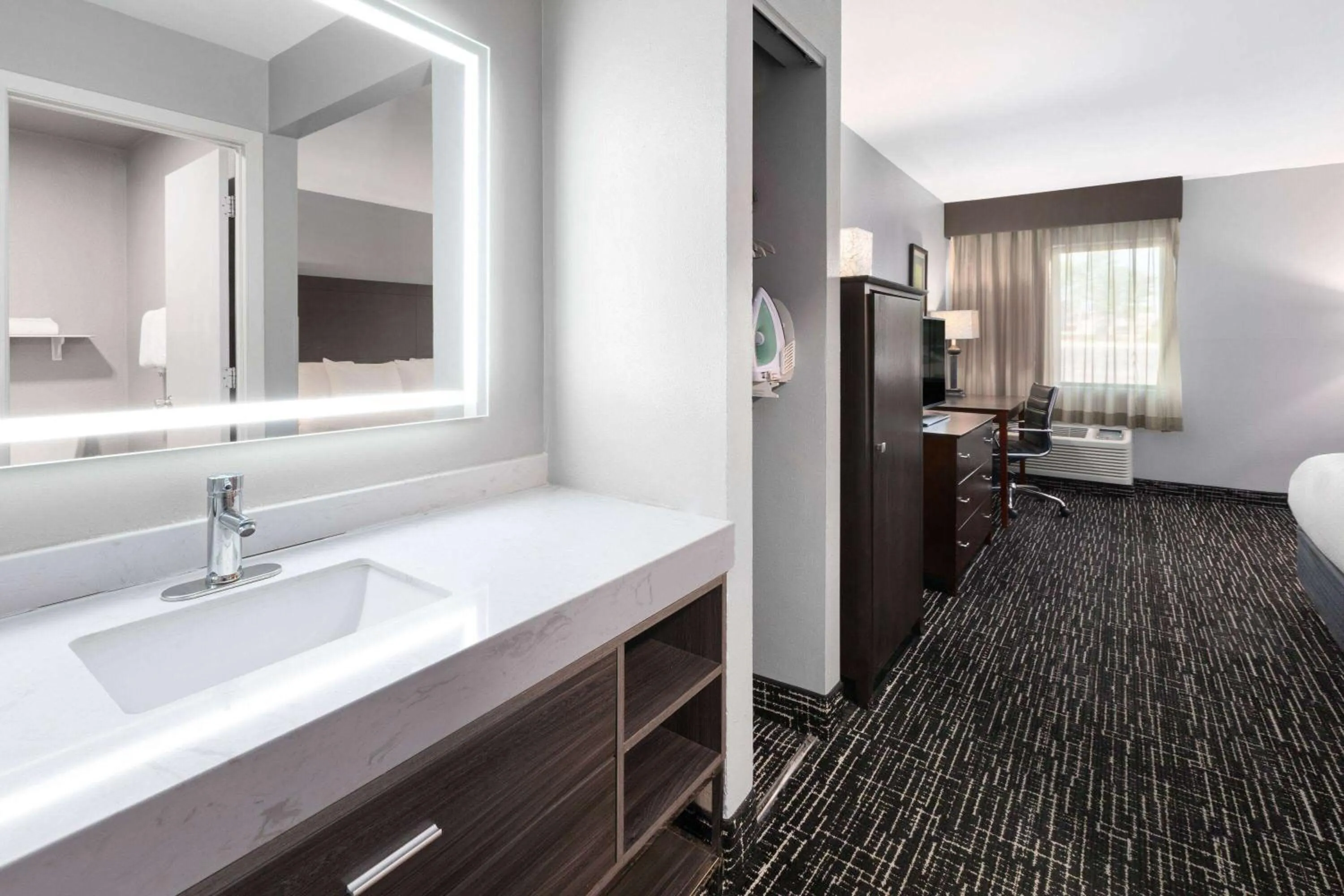 Bathroom, Bed in La Quinta Inn by Wyndham Sheboygan