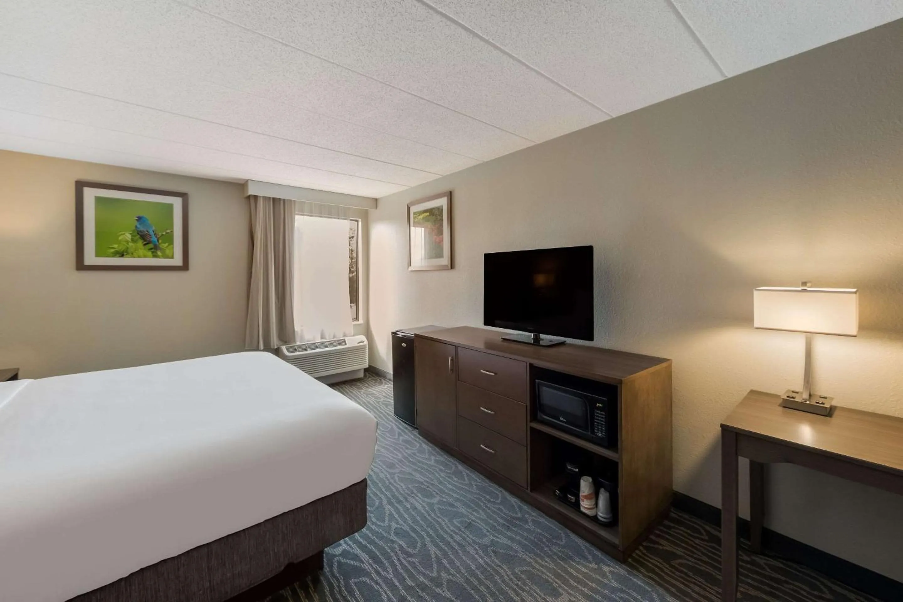 Bedroom, Bed in Comfort Inn & Suites Tipp City Dayton North I-75
