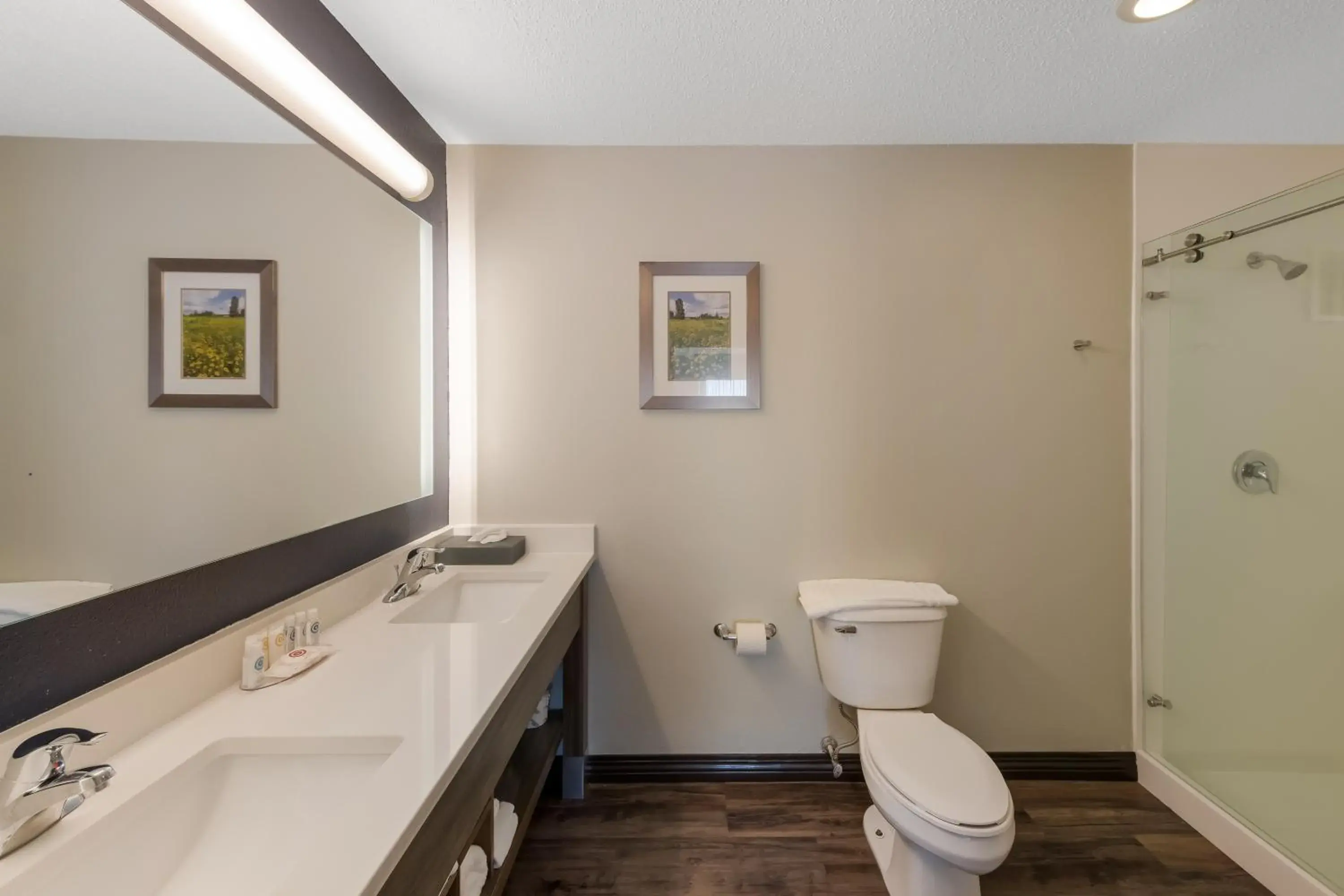 Family Room with King Bed and Two Queen Beds - Non Smoking in Comfort Inn & Suites Tipp City Dayton North I-75 Family Room with King Bed and Two Queen Beds - Non Smoking in Comfort Inn & Suites Tipp City Dayton North I-75