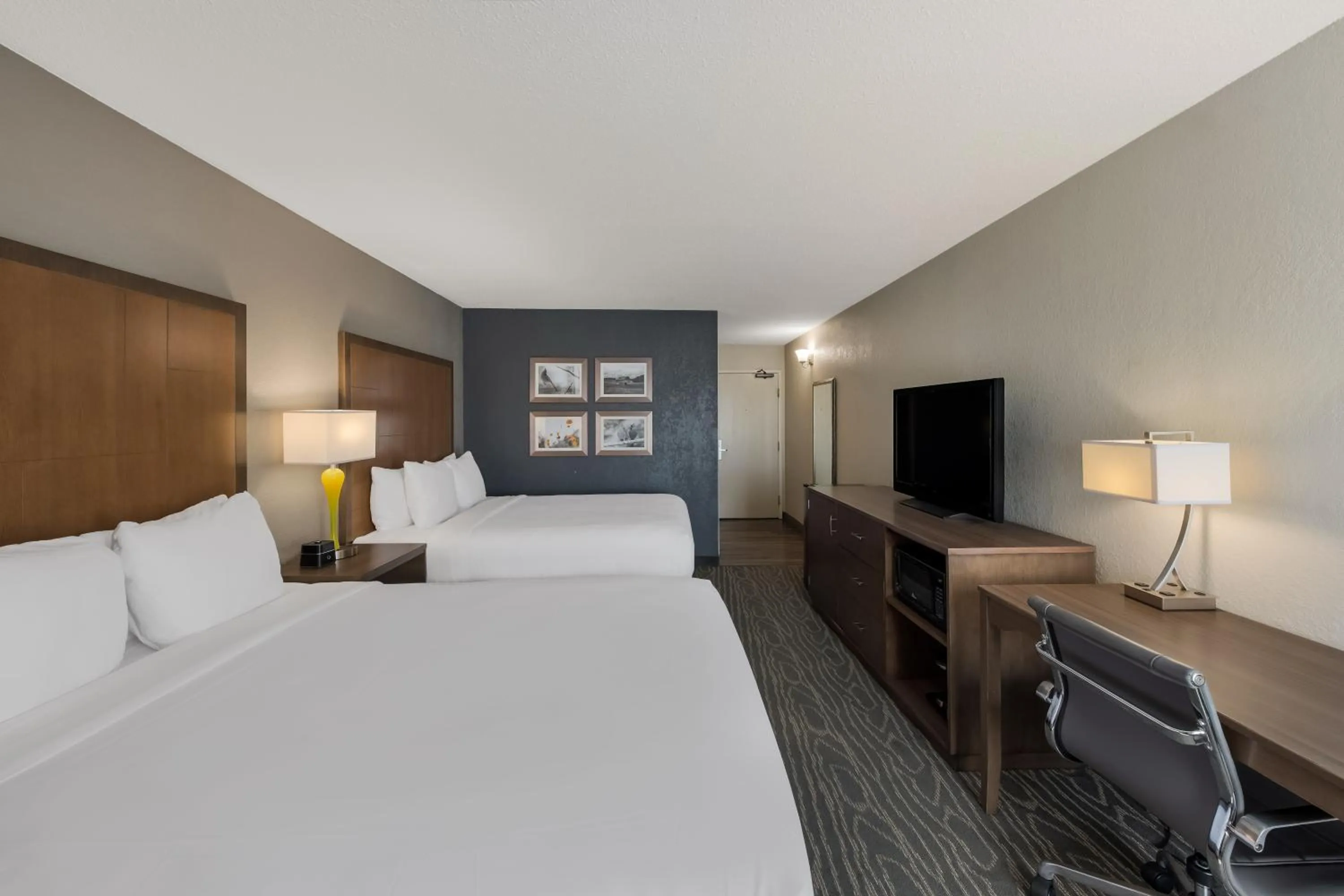 Bedroom, Bed in Comfort Inn & Suites Tipp City Dayton North I-75