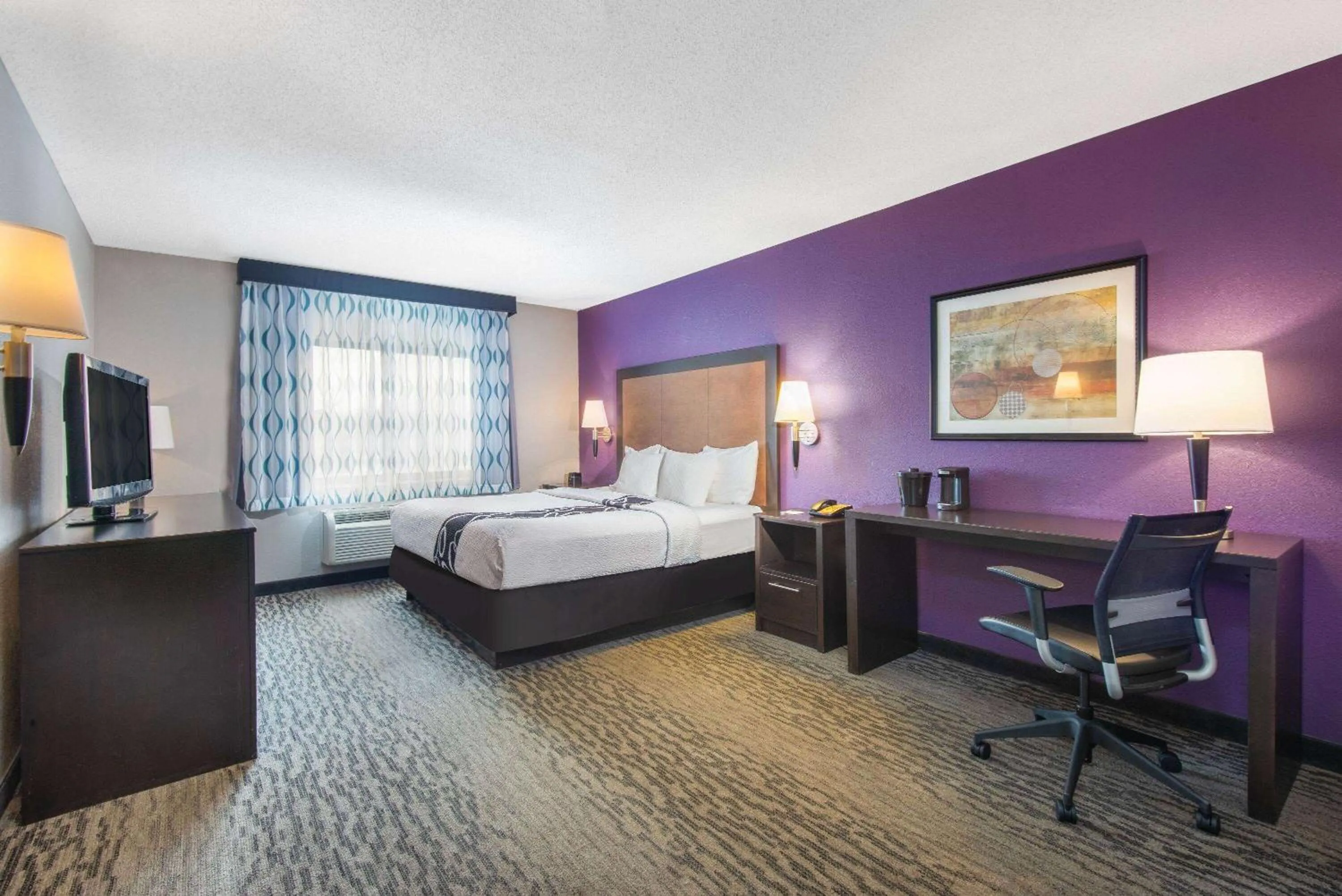 Photo of the whole room, Bed in La Quinta by Wyndham Erie