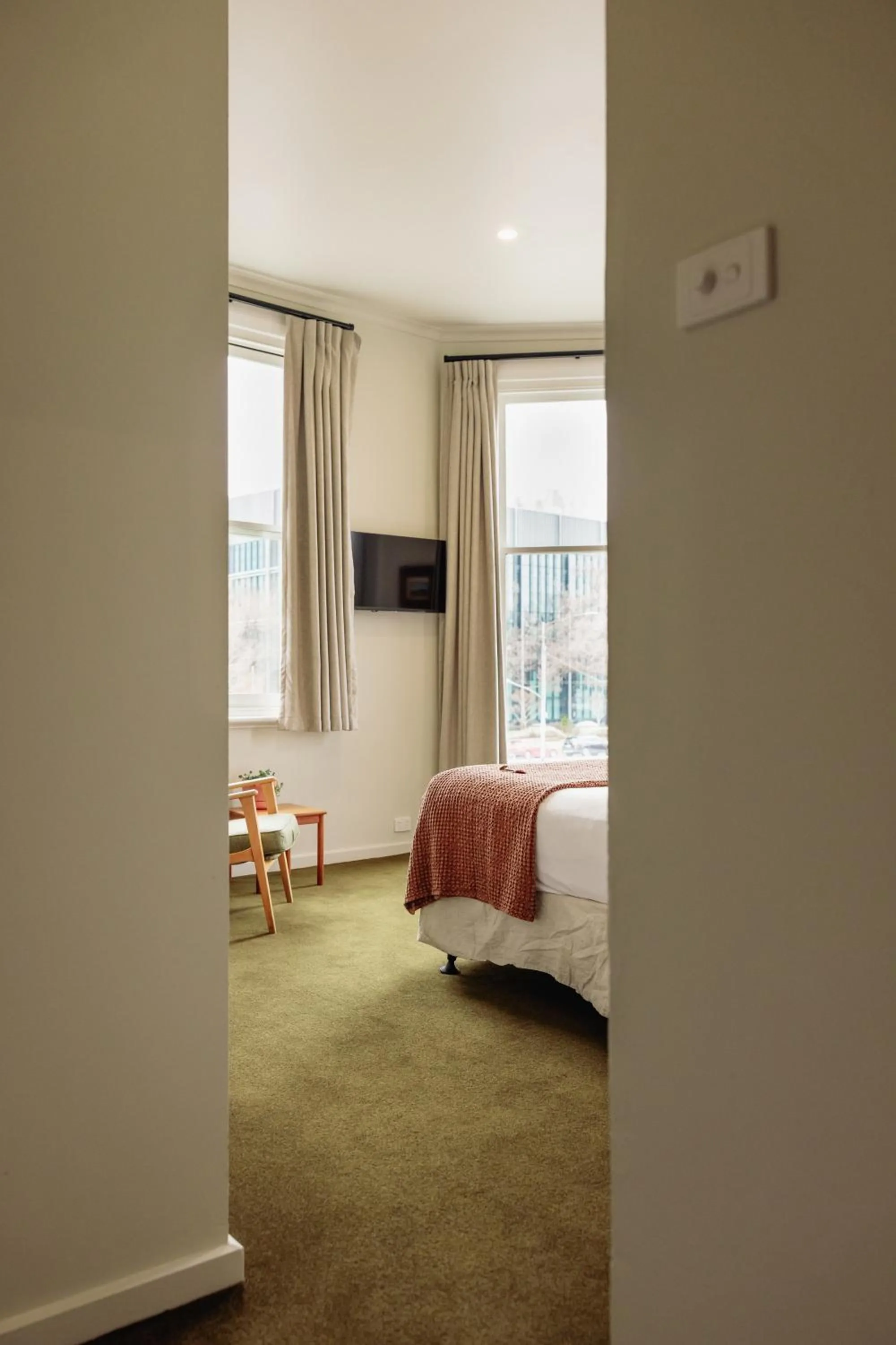 Bedroom, Bed in Naughtons Hotel