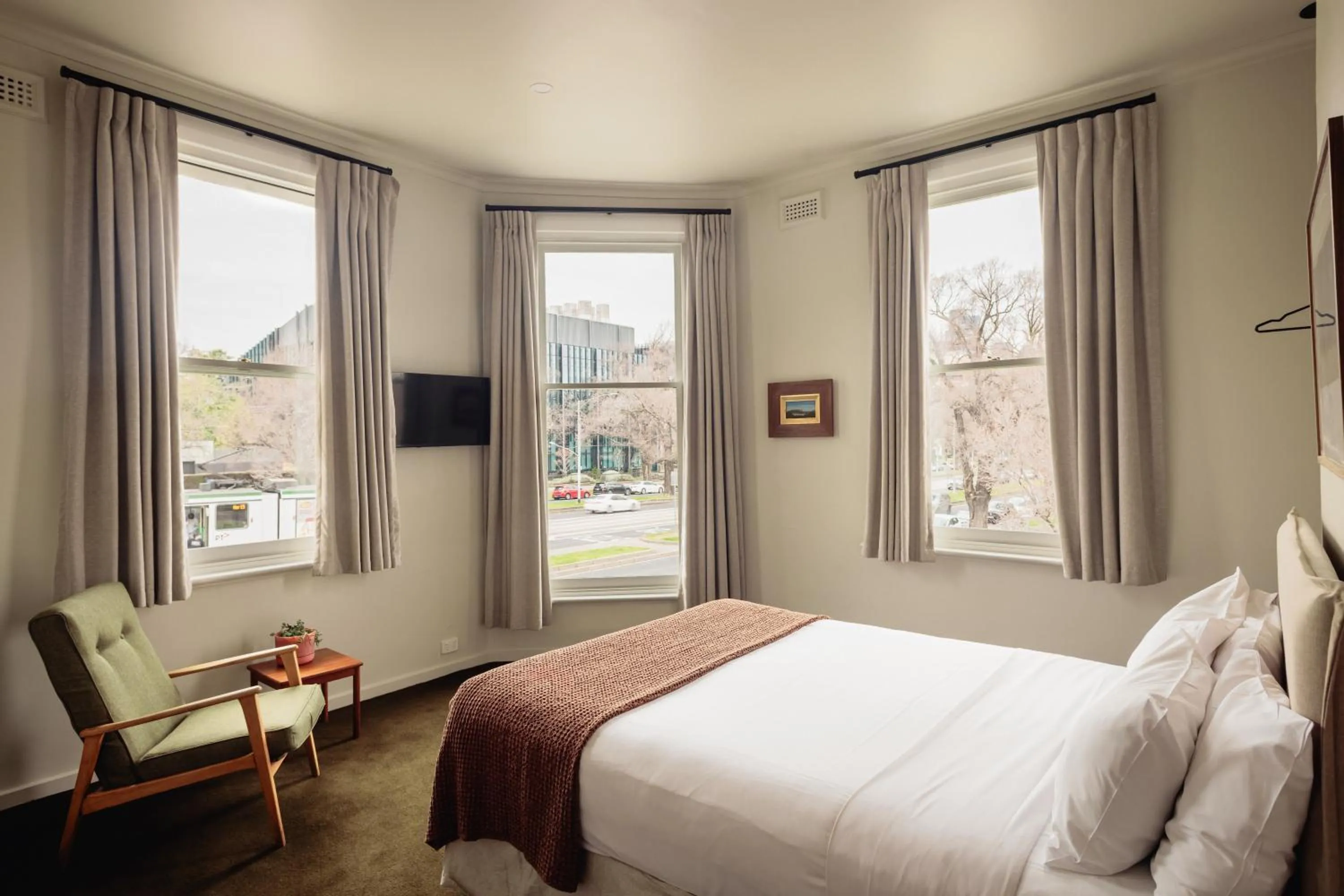 Bedroom, Bed in Naughtons Hotel