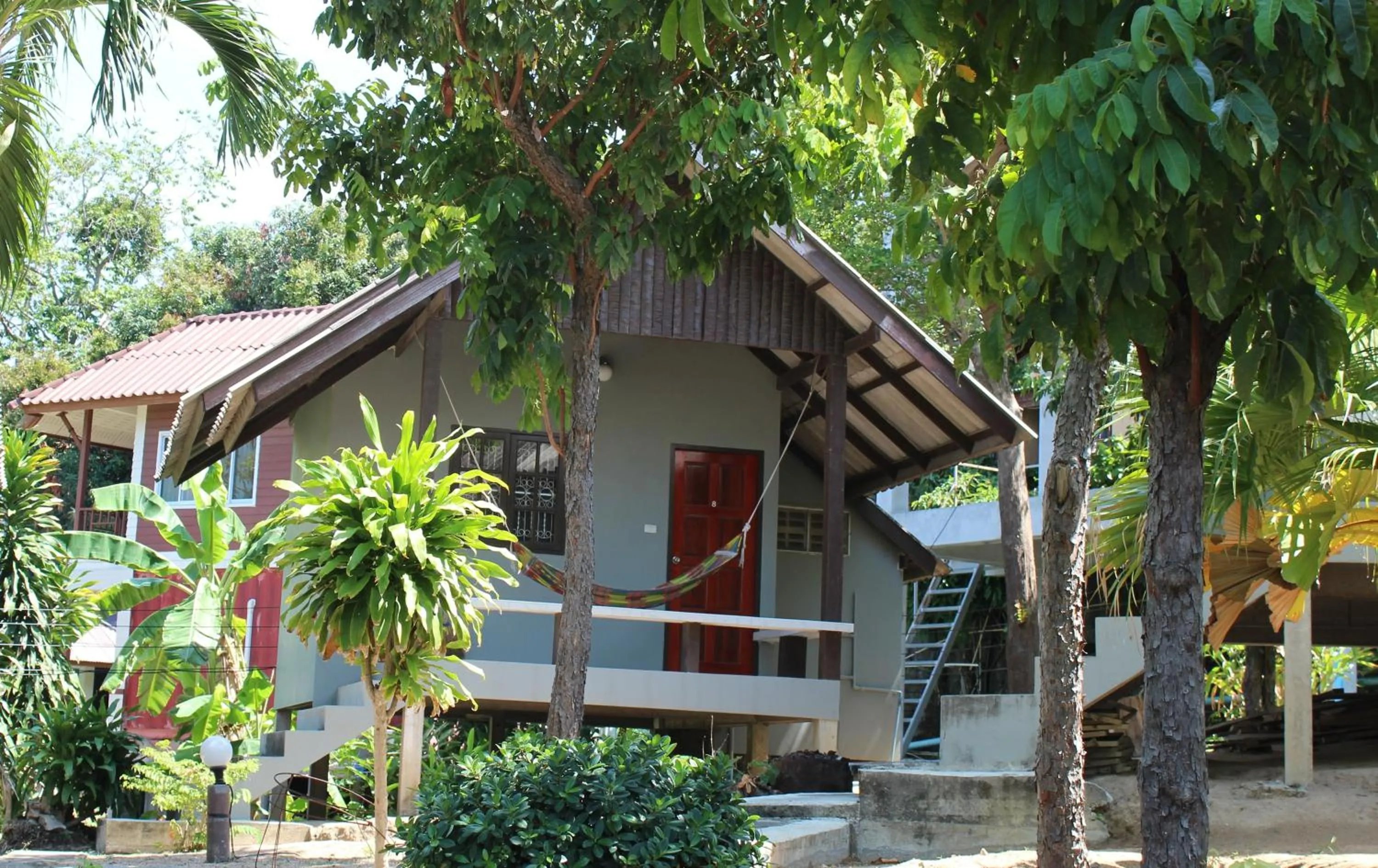 Property building in Phupha Bungalow Haad Rin