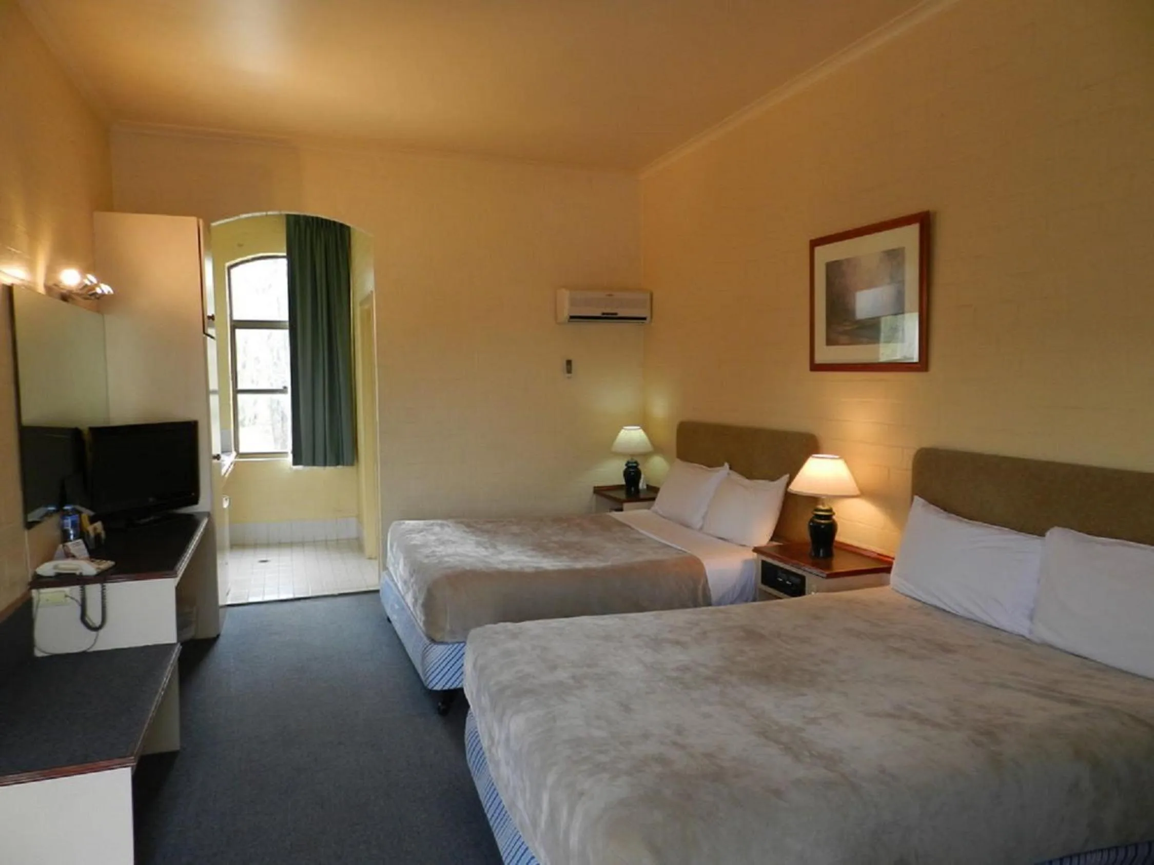 Property building, Bed in Prince of Wales Hotel