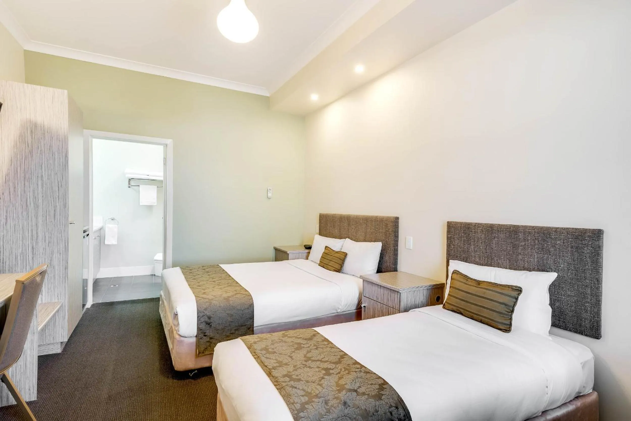 Photo of the whole room, Bed in Prince of Wales Hotel