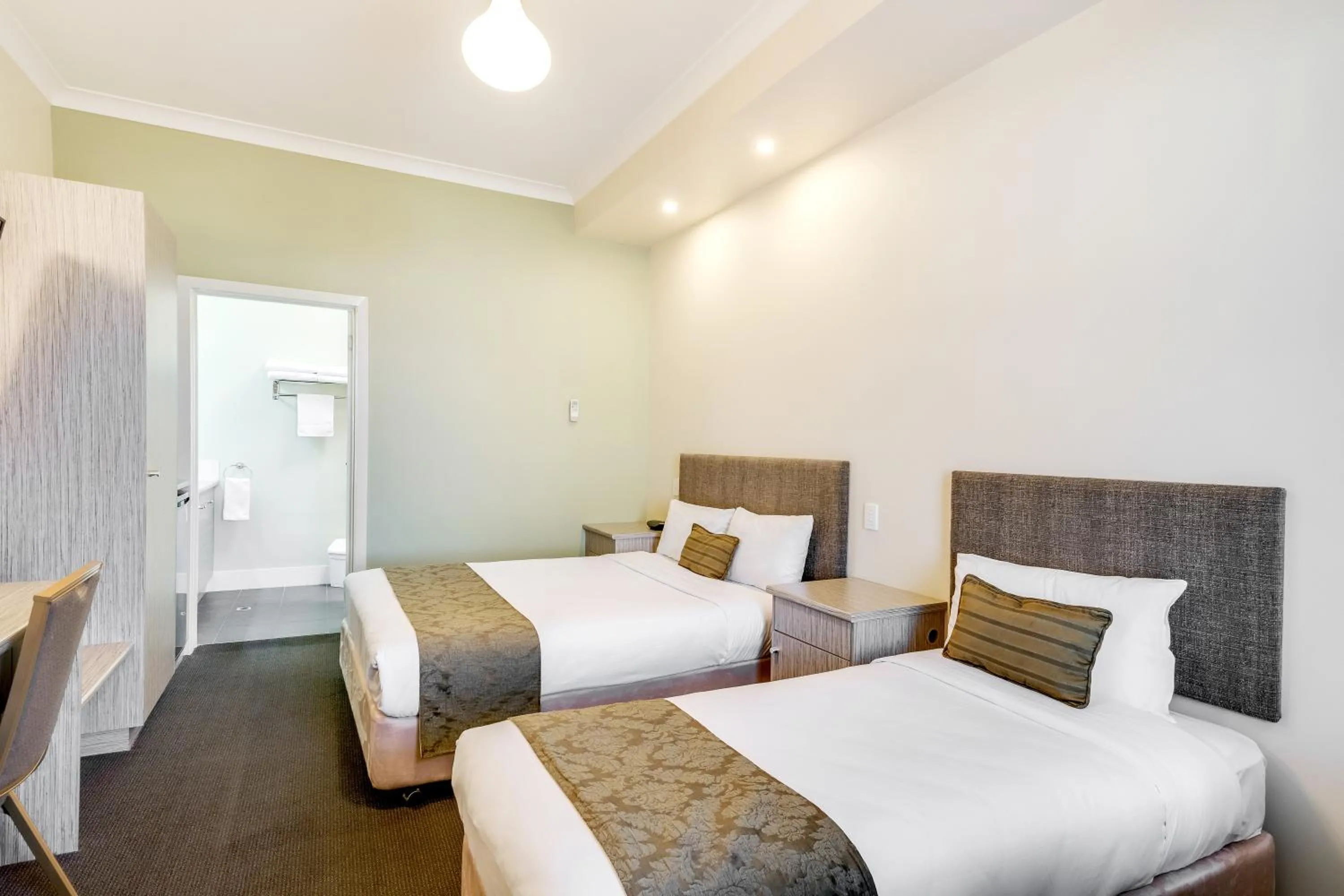 Bedroom, Bed in Prince of Wales Hotel