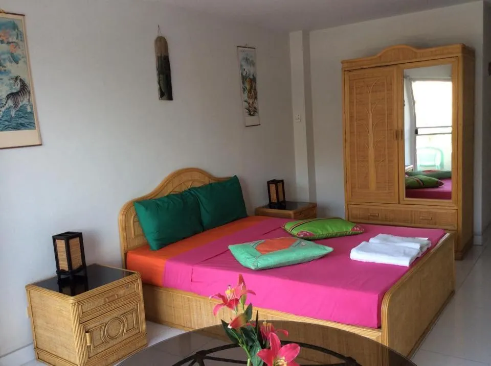 Photo of the whole room, Bed in B&B View Talay 1B by Franco Jontiem