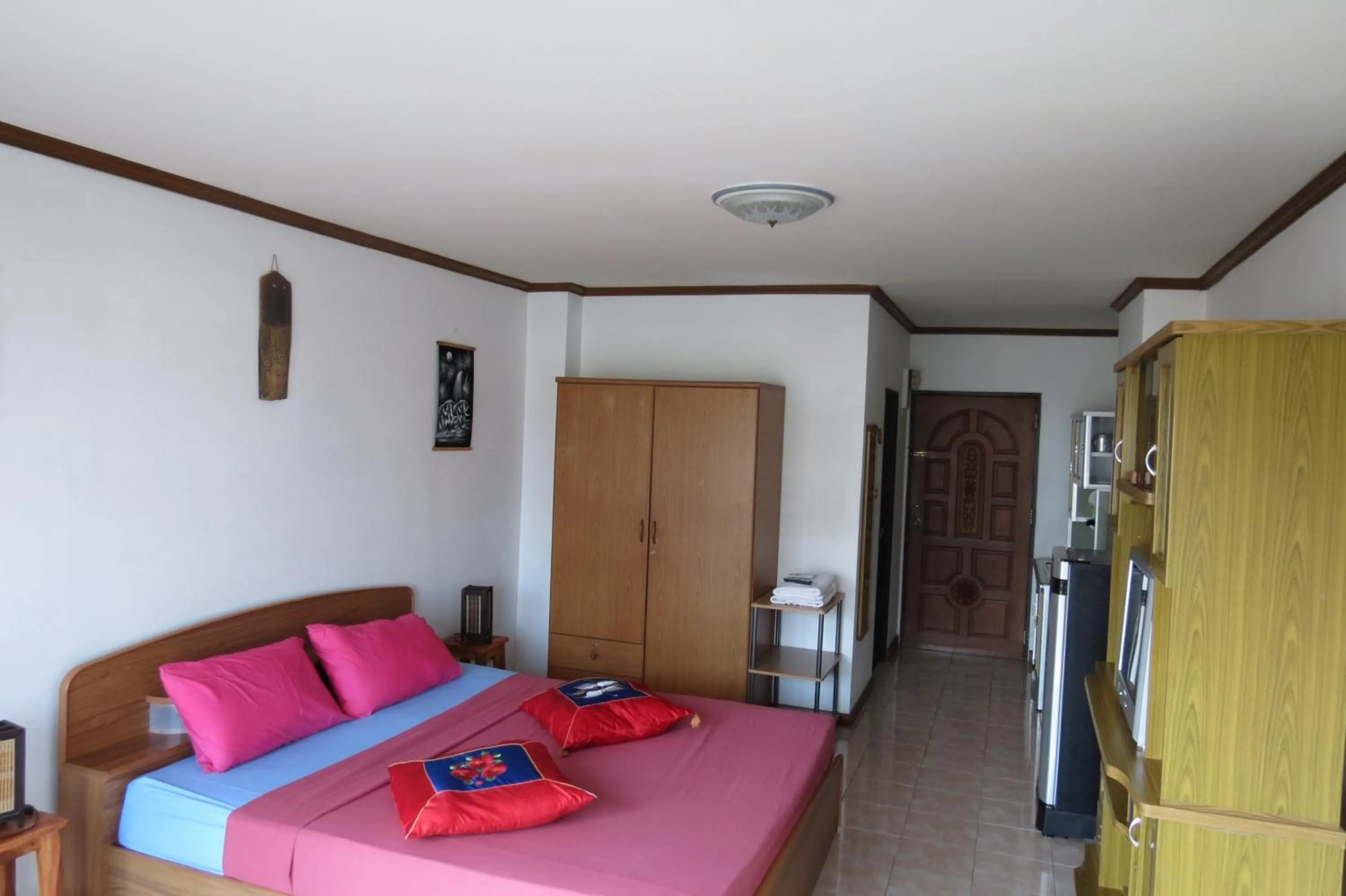 Photo of the whole room, Bed in B&B View Talay 1B by Franco Jontiem