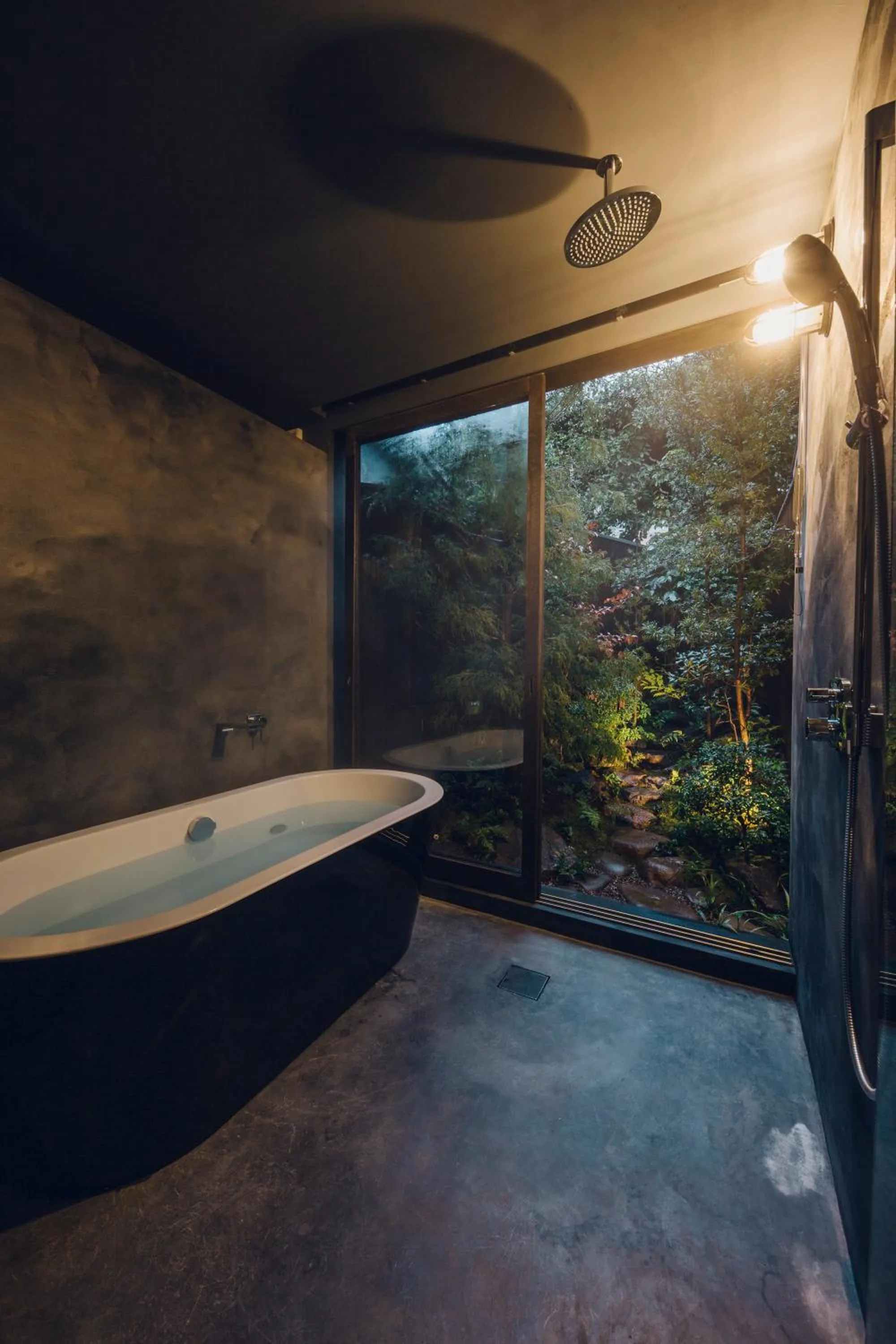 Hot Tub in Noboru House Kyoto