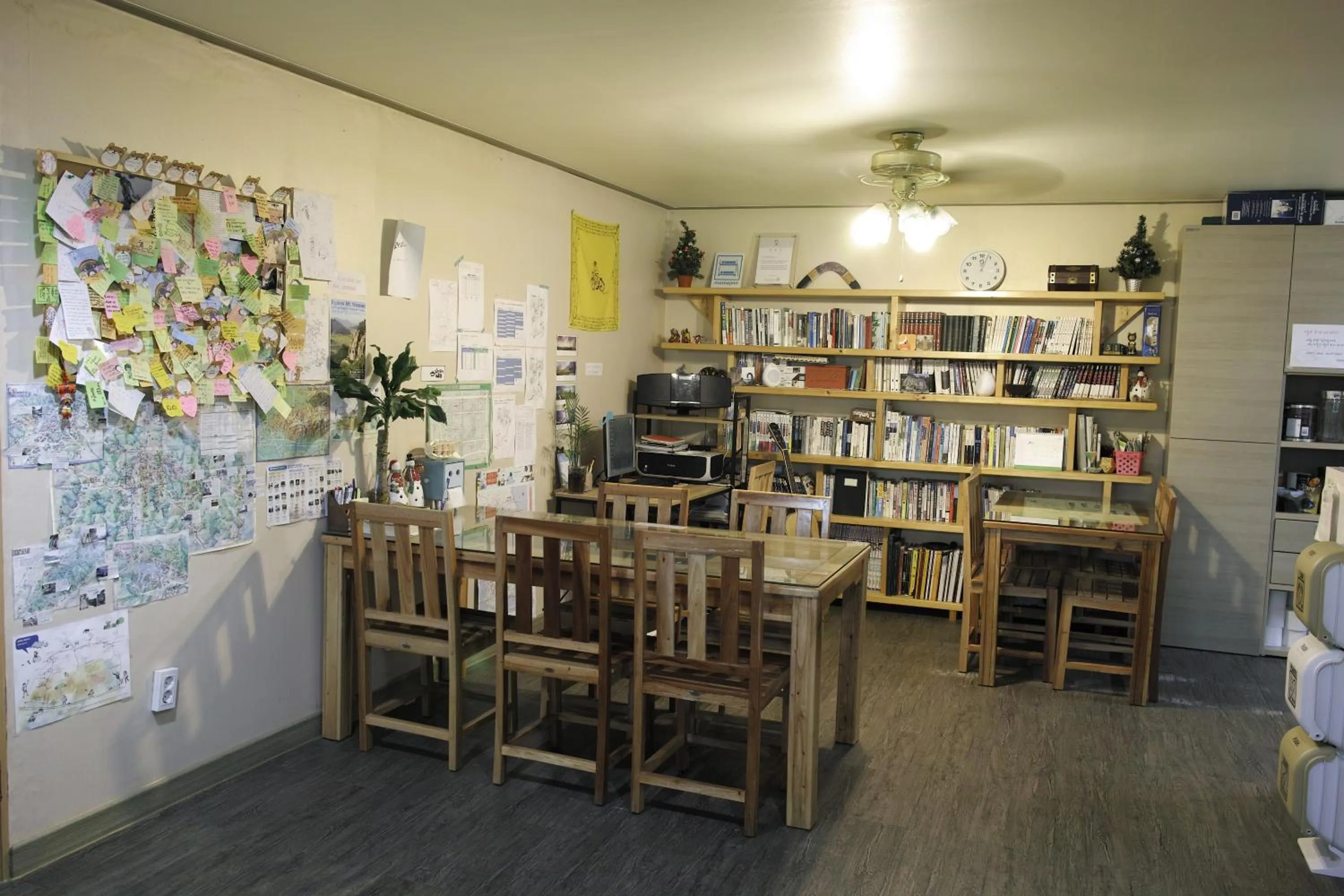 Communal lounge/ TV room in Gyeongju Momojane Guesthouse