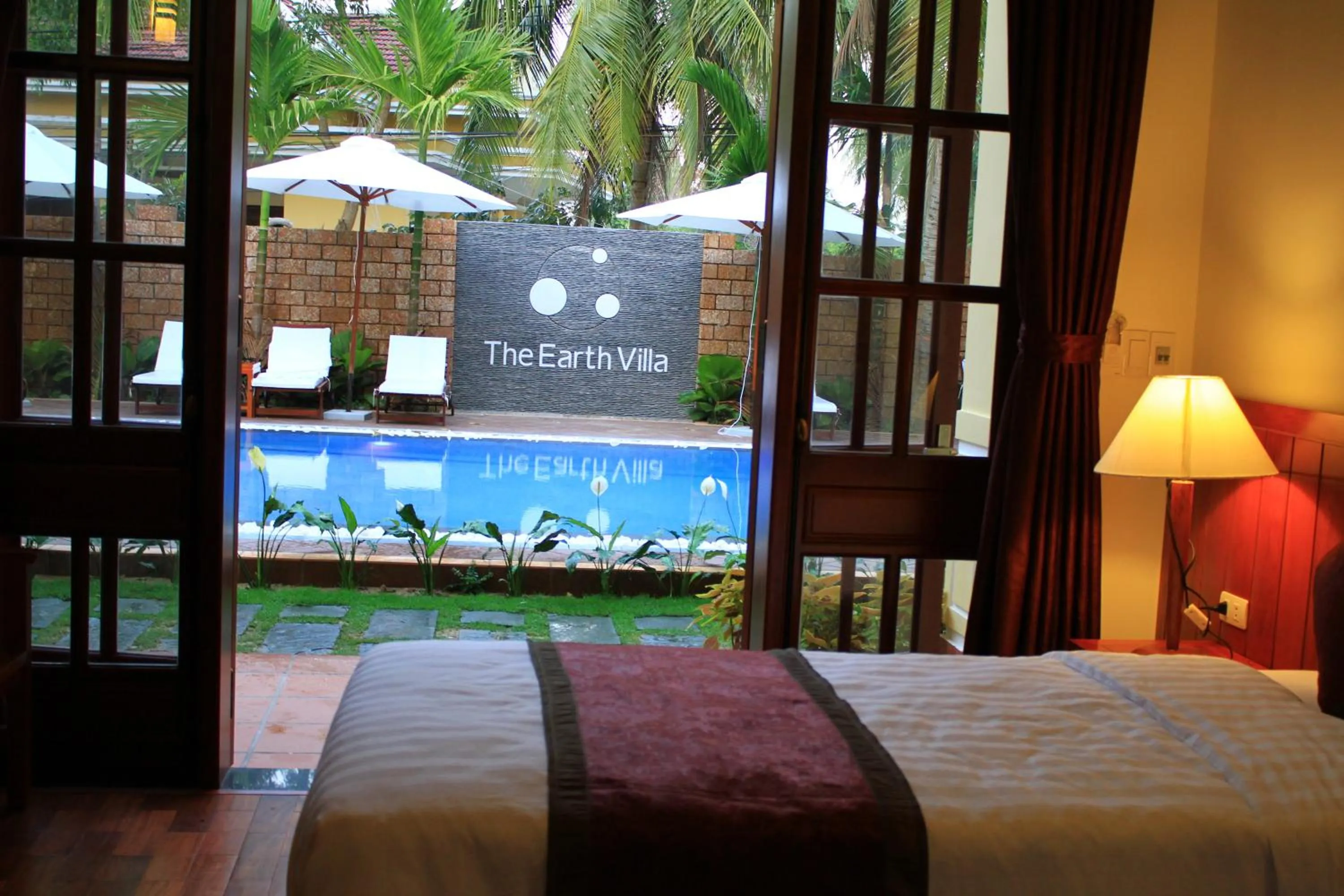 Garden view in The Earth Villa