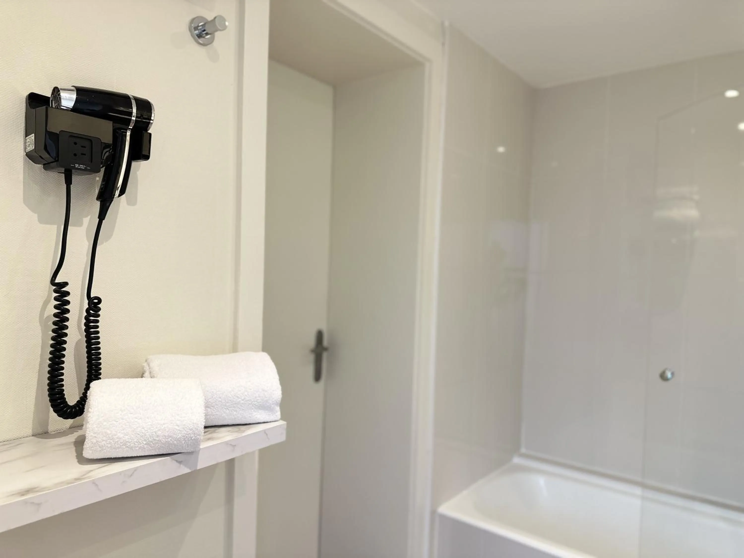 Shower in Ibis Styles Metz Centre Gare