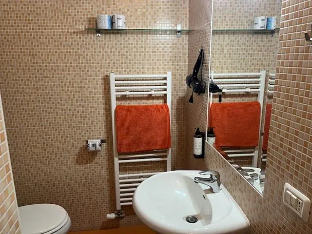 Toilet in B&B Le Comari Salentine