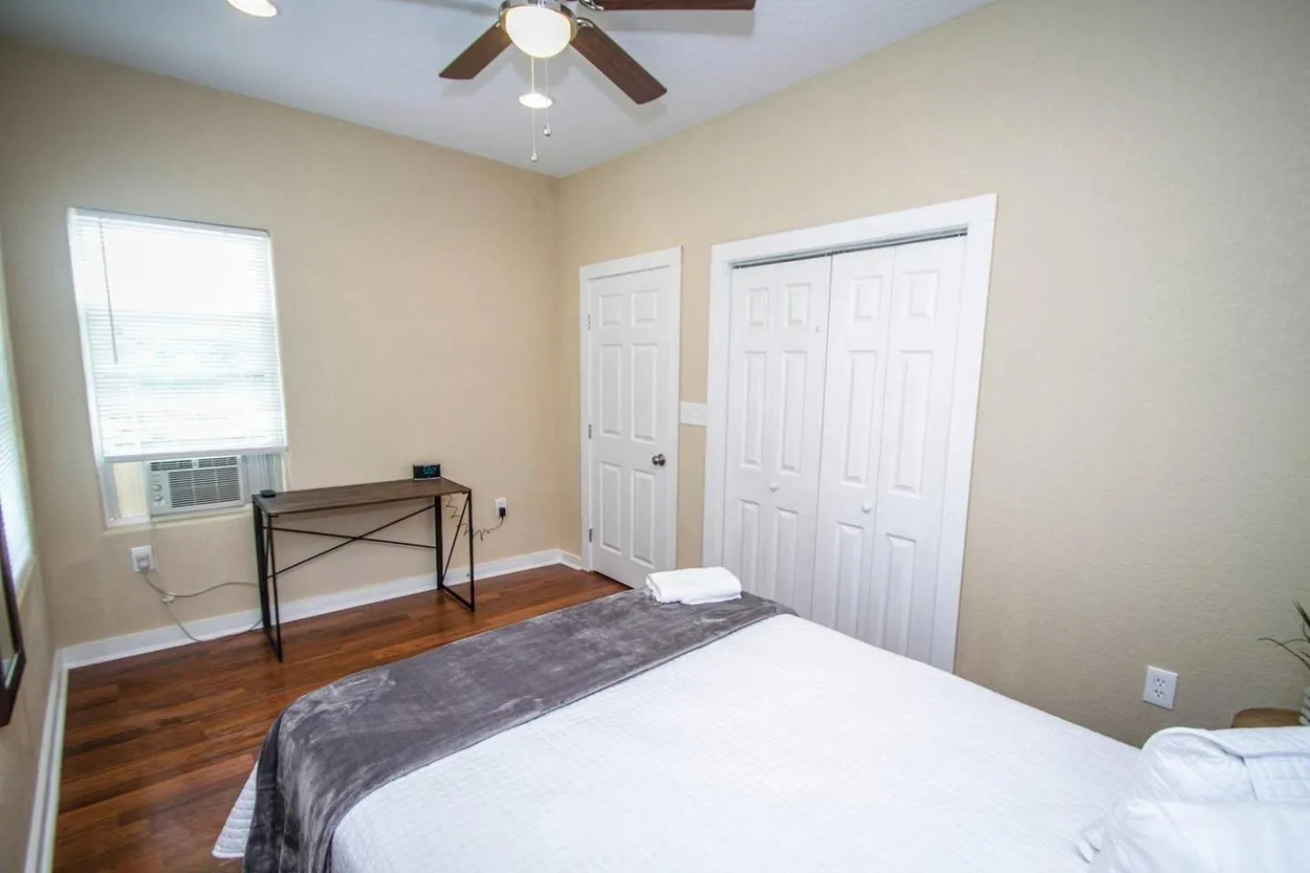 Bed in Hackberry St #B Renovated 2BR Near Downtown SA