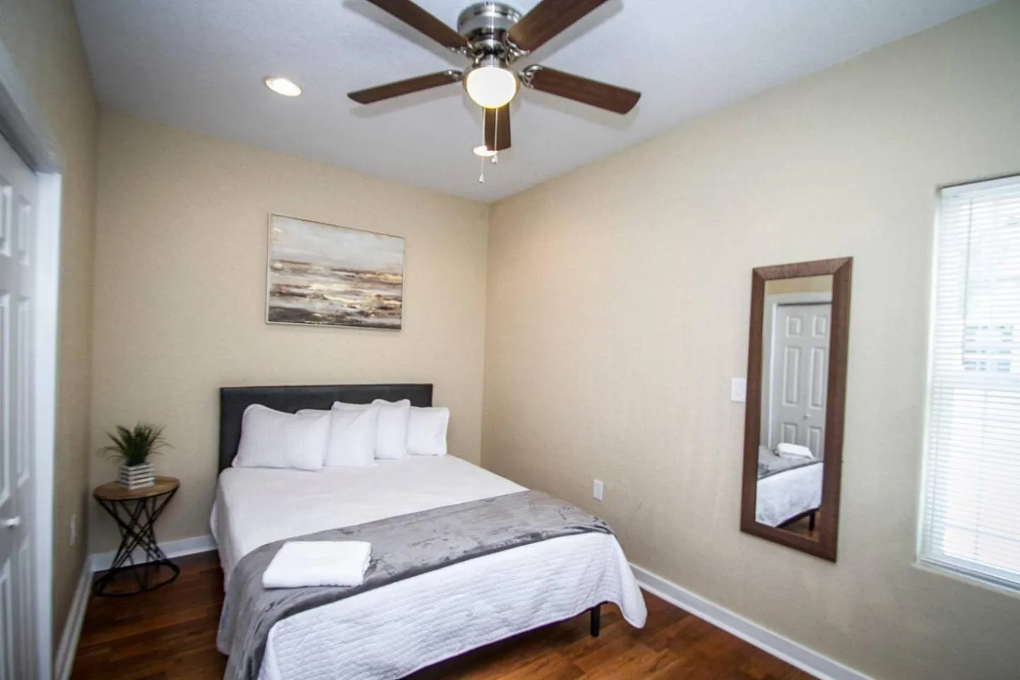 Bed in Hackberry St #B Renovated 2BR Near Downtown SA