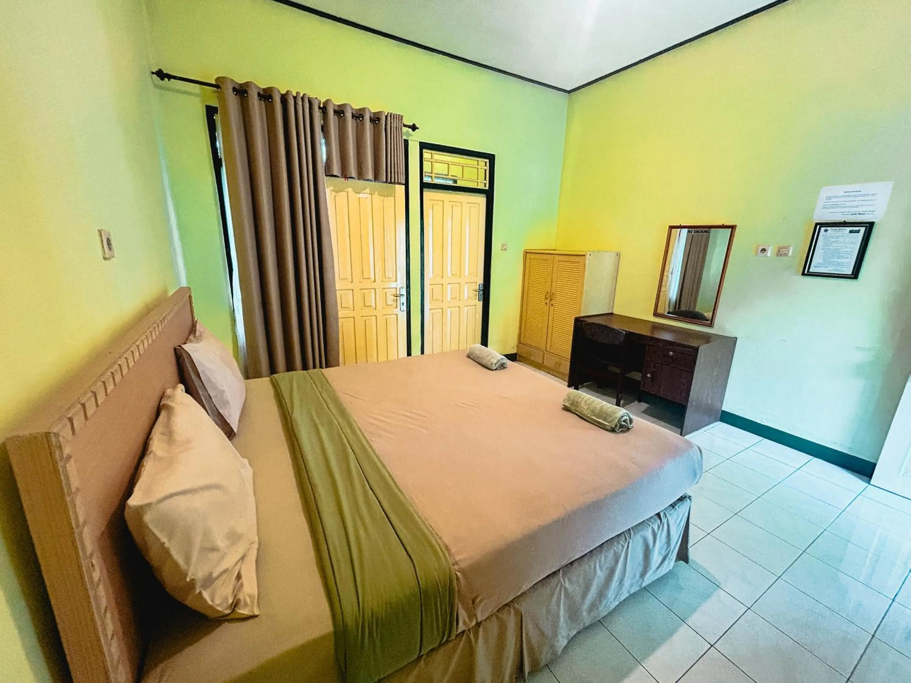 Communal lounge/ TV room, Bed in Lembah Rinjani Villa & Resto Syariah by ecommerceloka