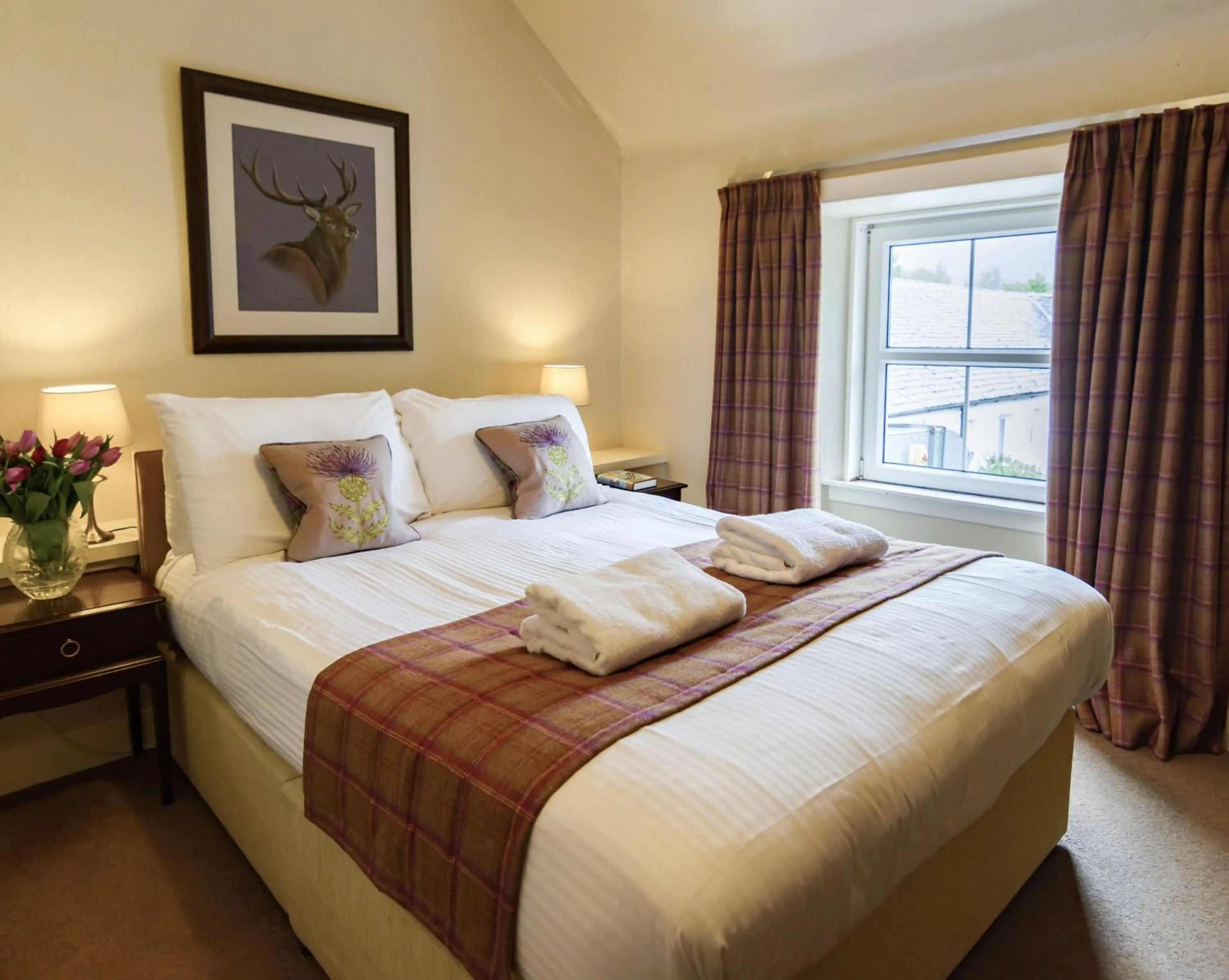 Bedroom, Bed in Loch Leven Hotel & Distillery