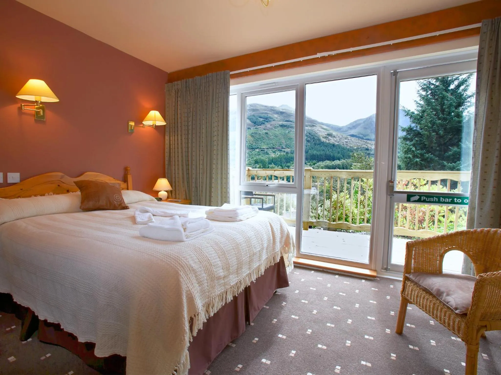 Photo of the whole room, Bed in Loch Leven Hotel & Distillery