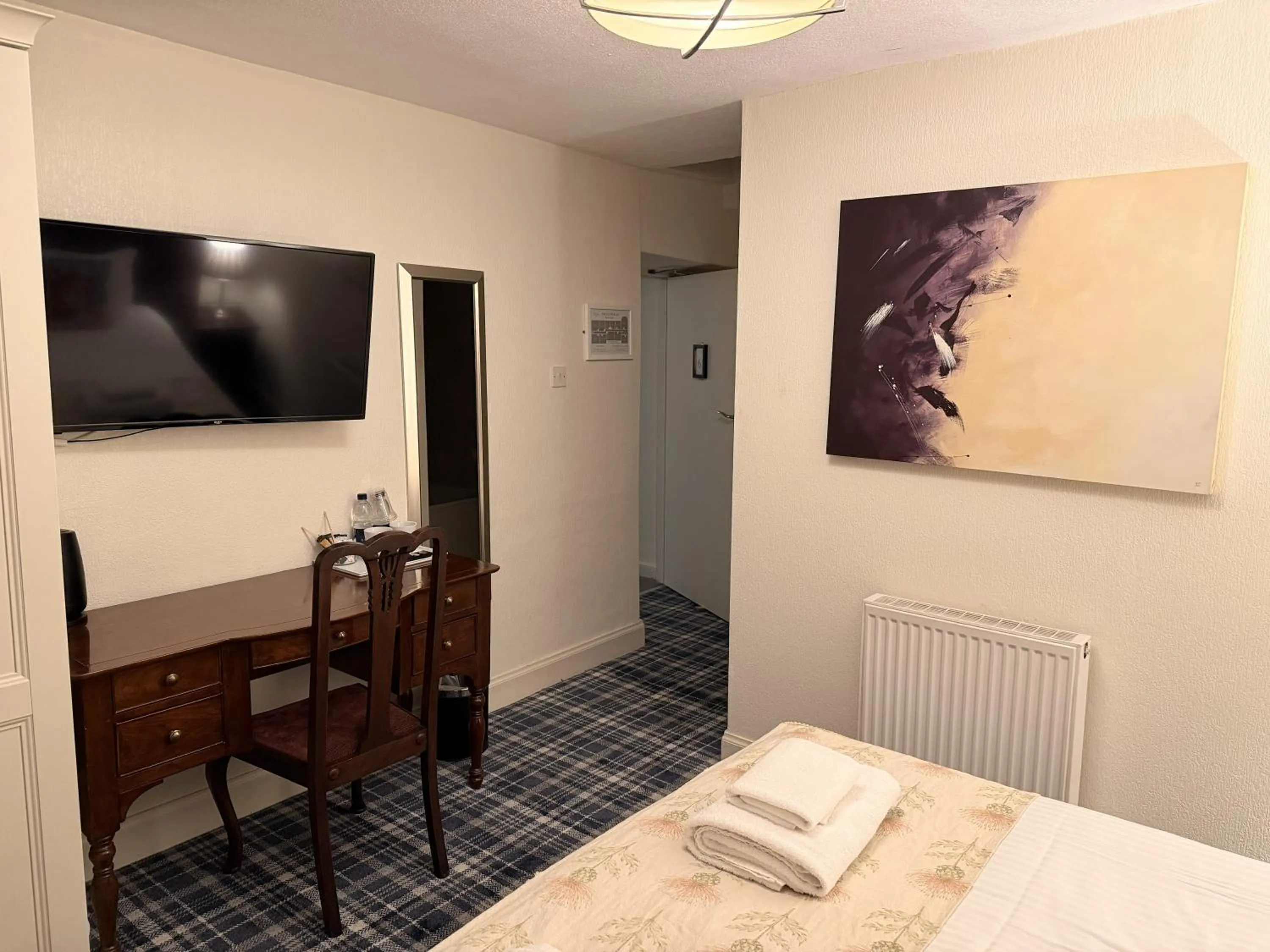 Photo of the whole room, Bed in Loch Leven Hotel & Distillery