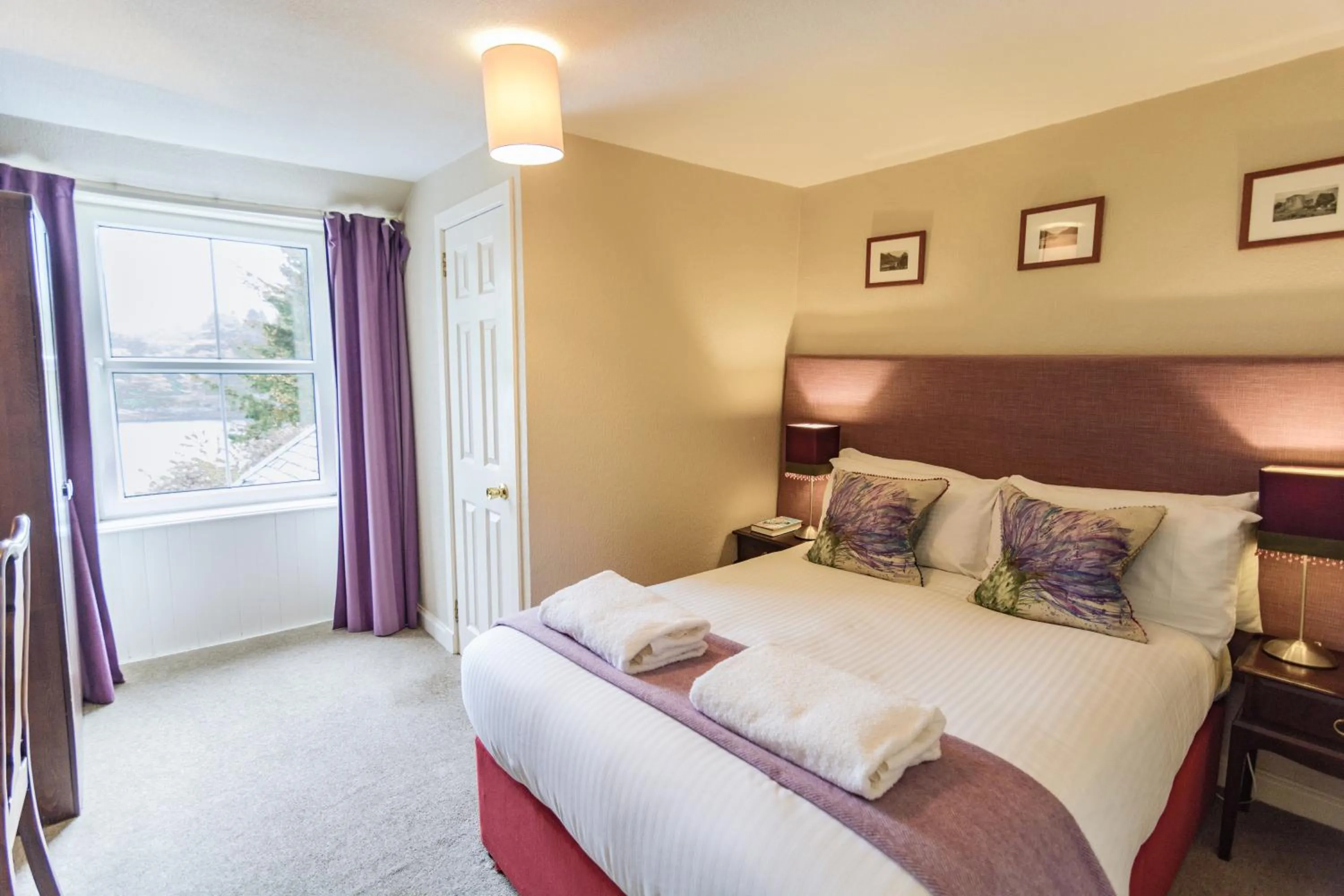 Bedroom, Bed in Loch Leven Hotel & Distillery