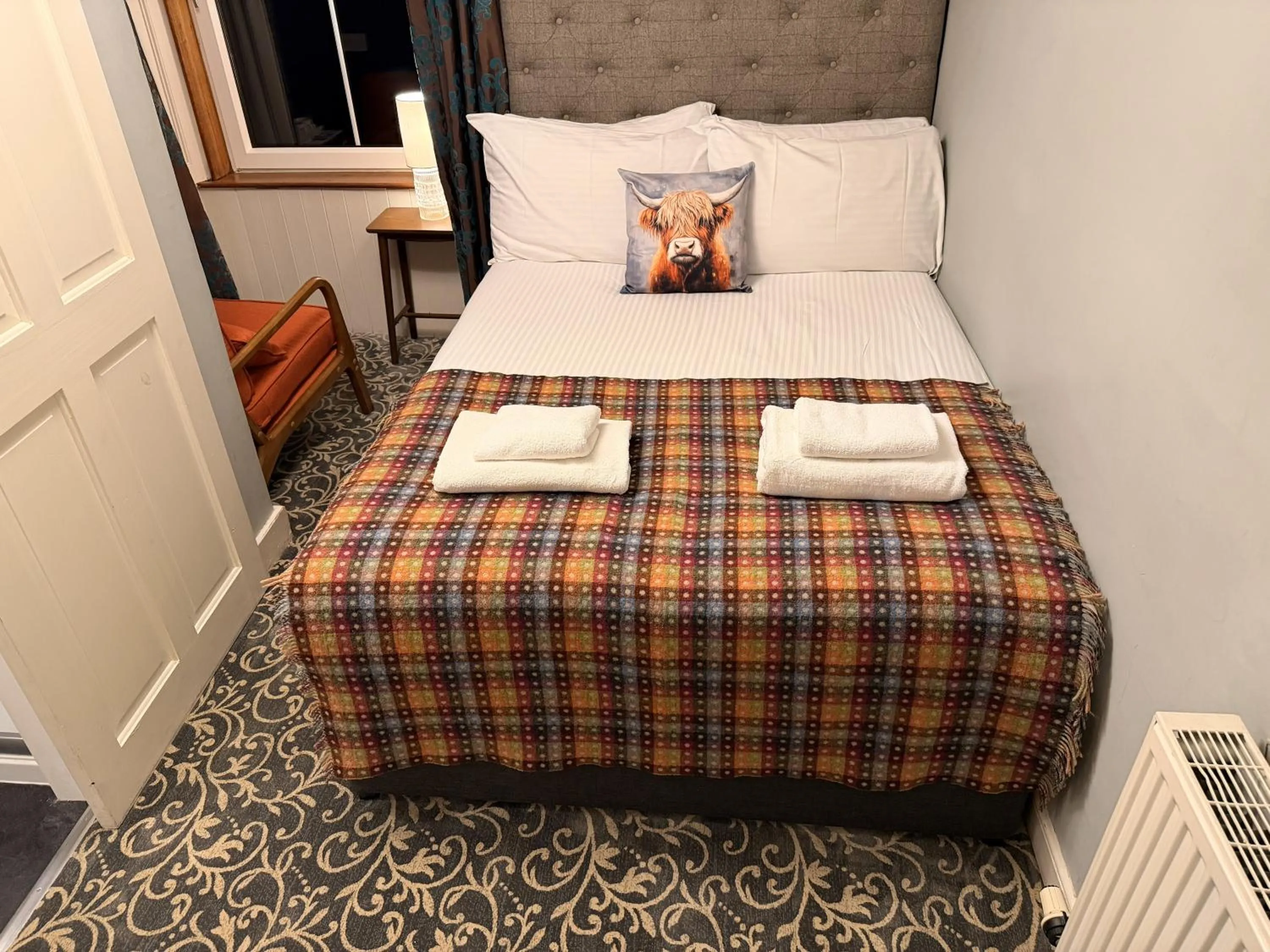 Bedroom, Bed in Loch Leven Hotel & Distillery