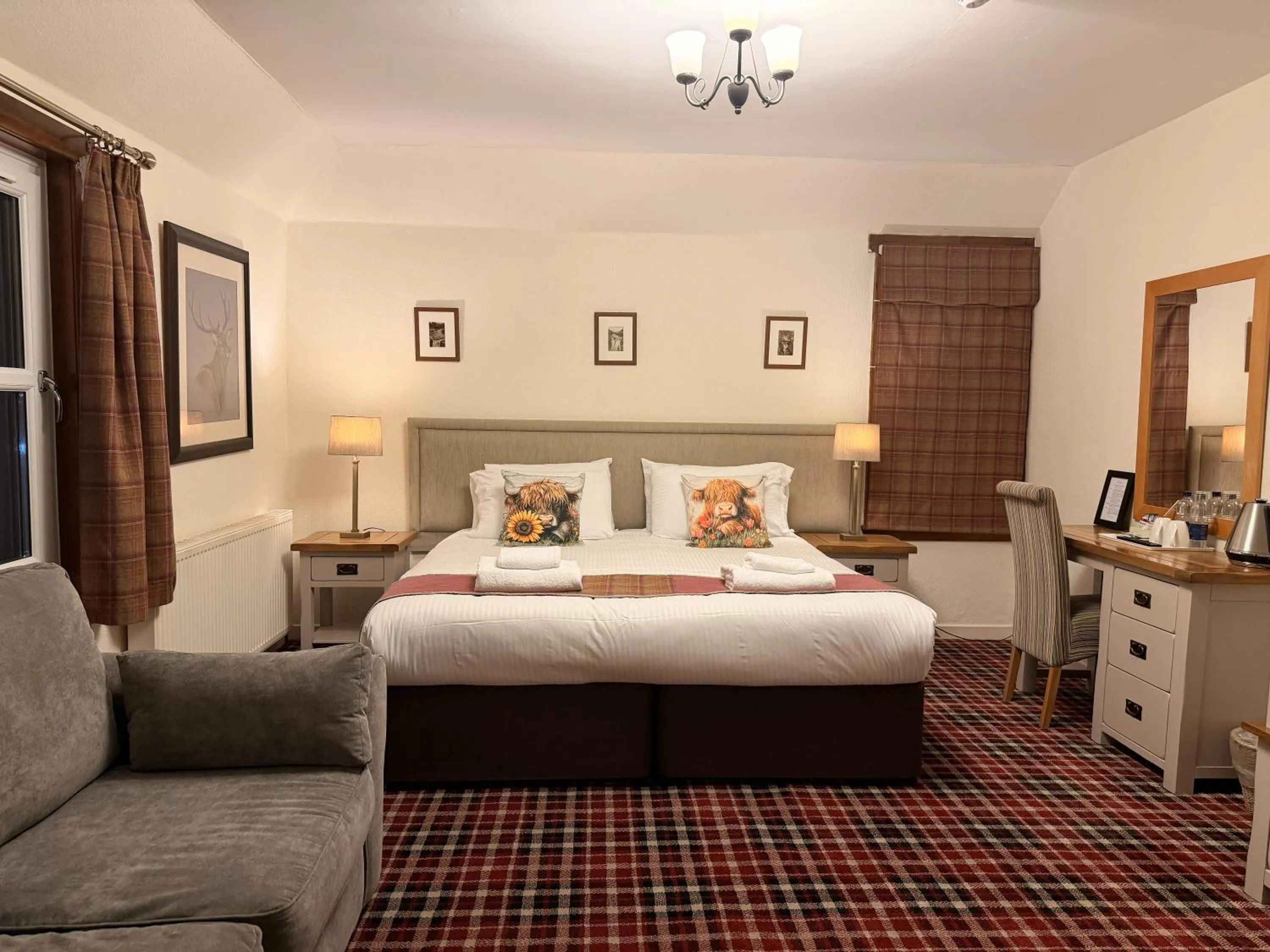Bedroom, Bed in Loch Leven Hotel & Distillery