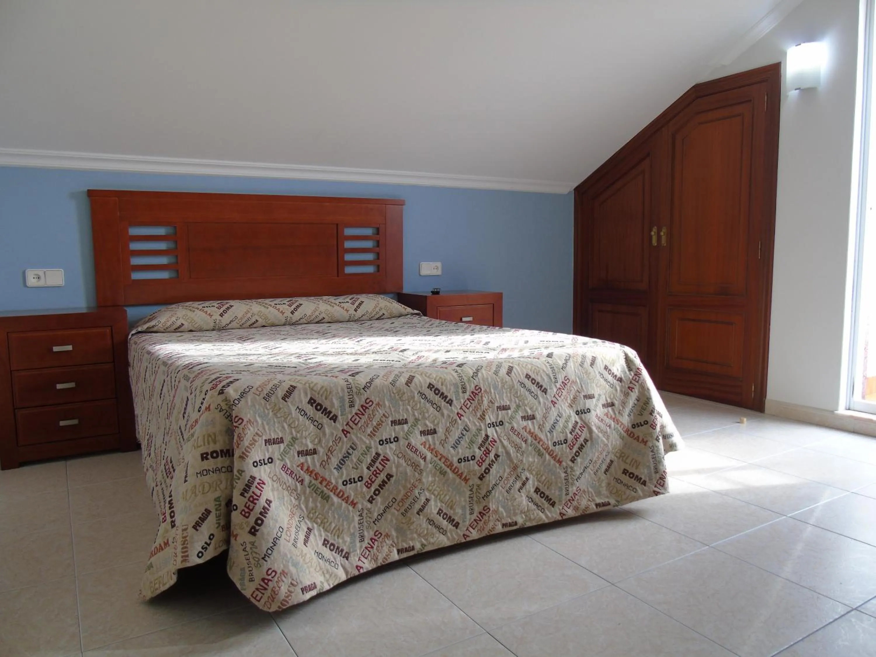 Photo of the whole room, Bed in Hotel Bruselas