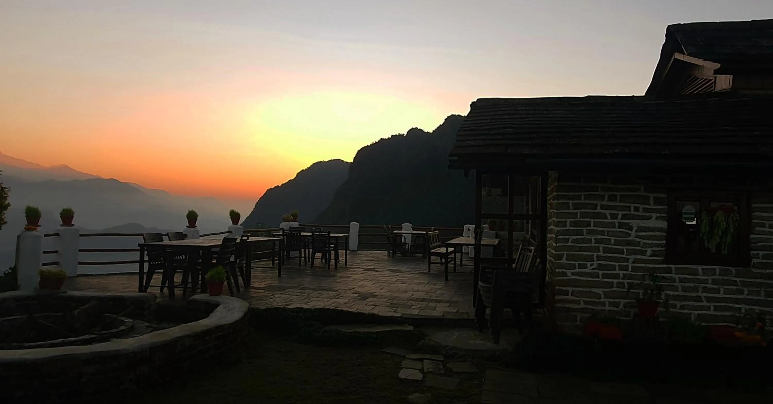 Restaurant/places to eat in ES Deurali Resort