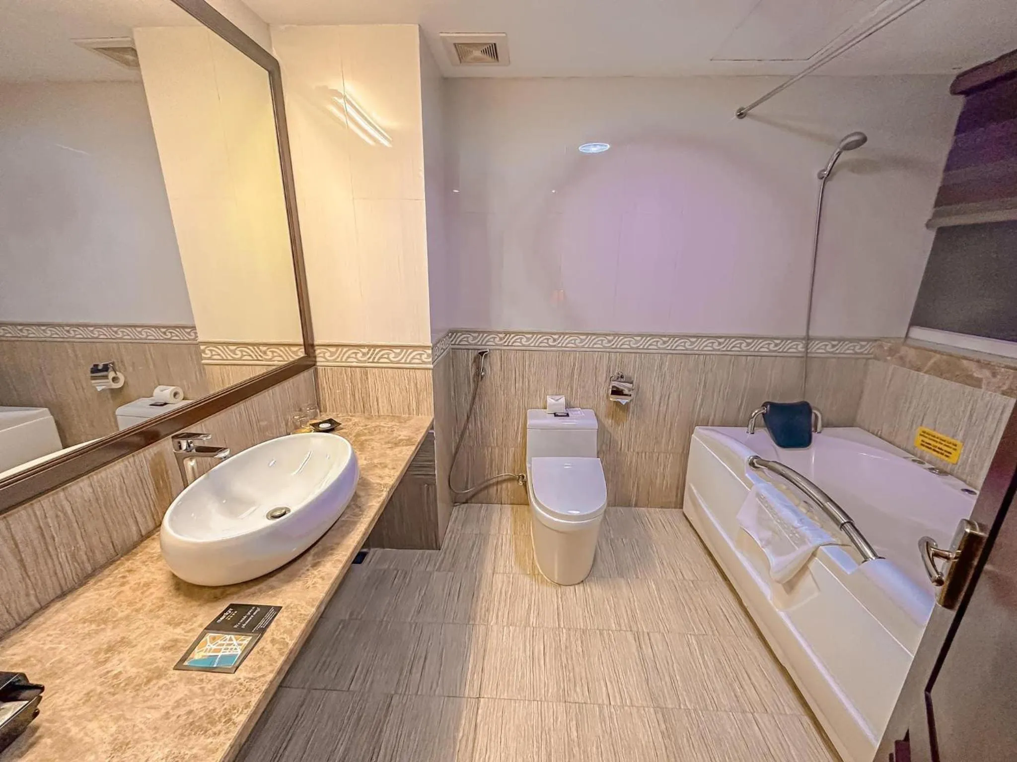 Bathroom in Moonlight Hotel Hue