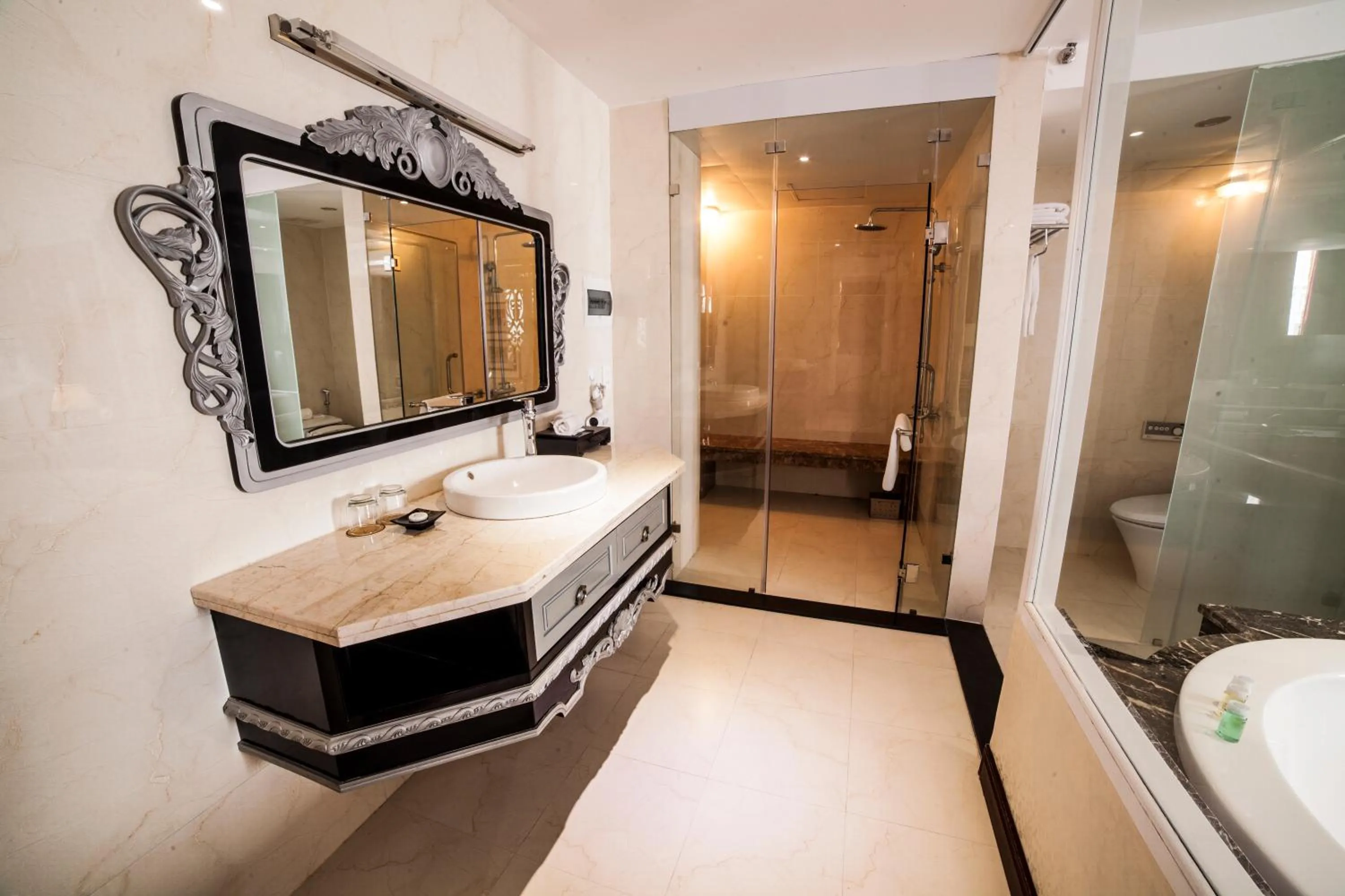 Bathroom in Moonlight Hotel Hue