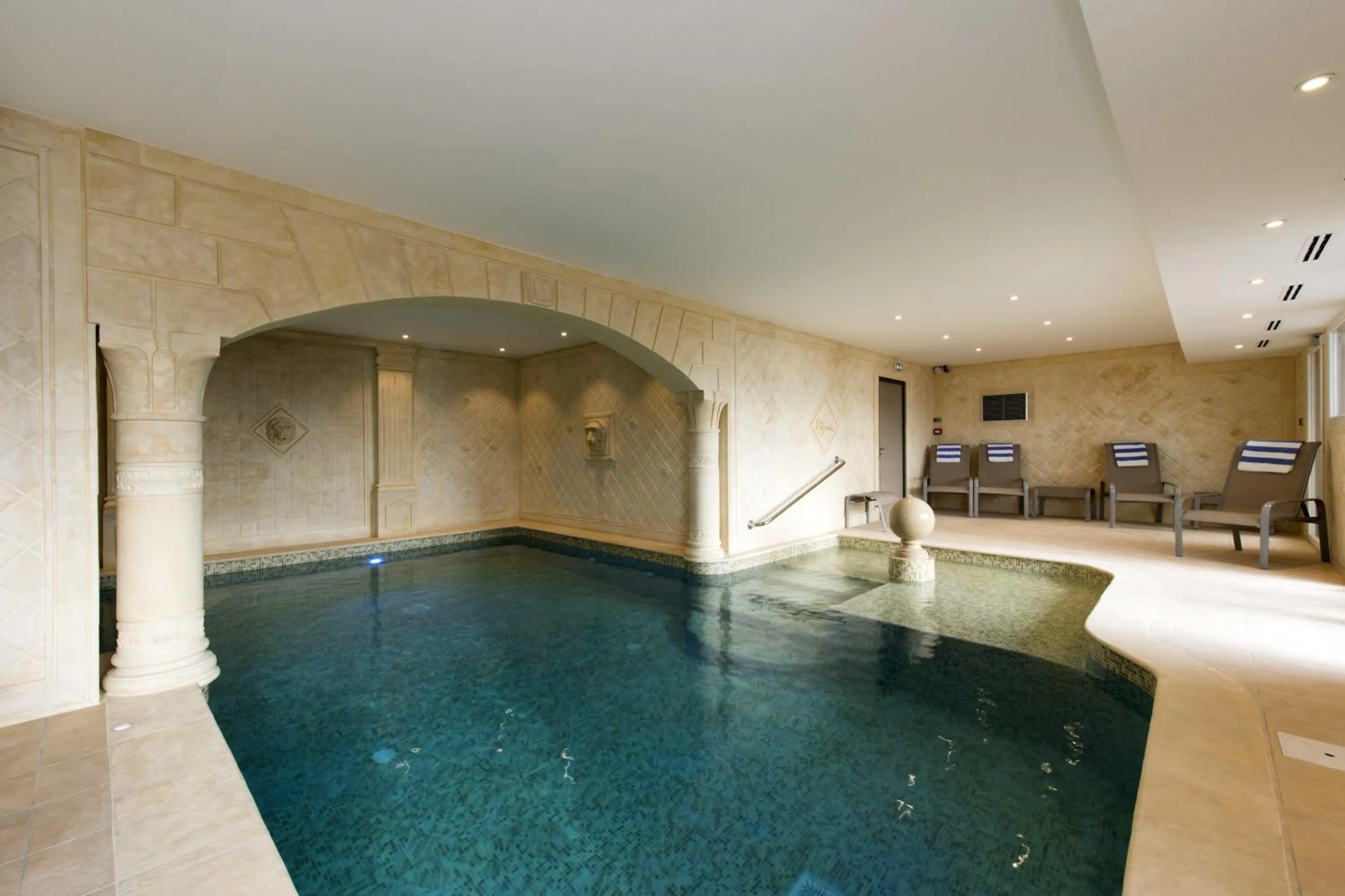 Swimming pool in Alexain Hotel Restaurant & Wellness - Colmar Ouest