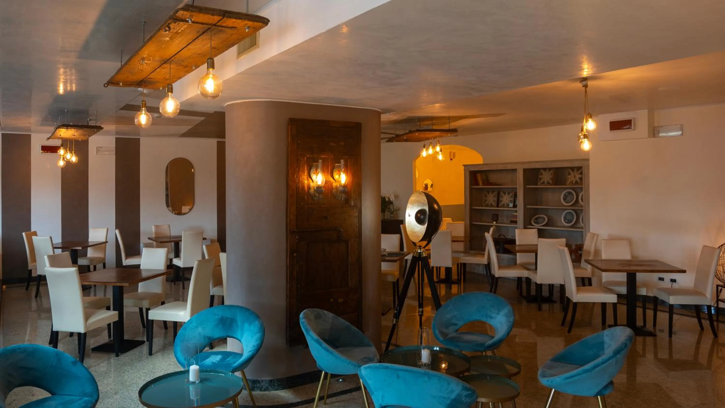 Communal lounge/ TV room in Gardone Palace Hotel