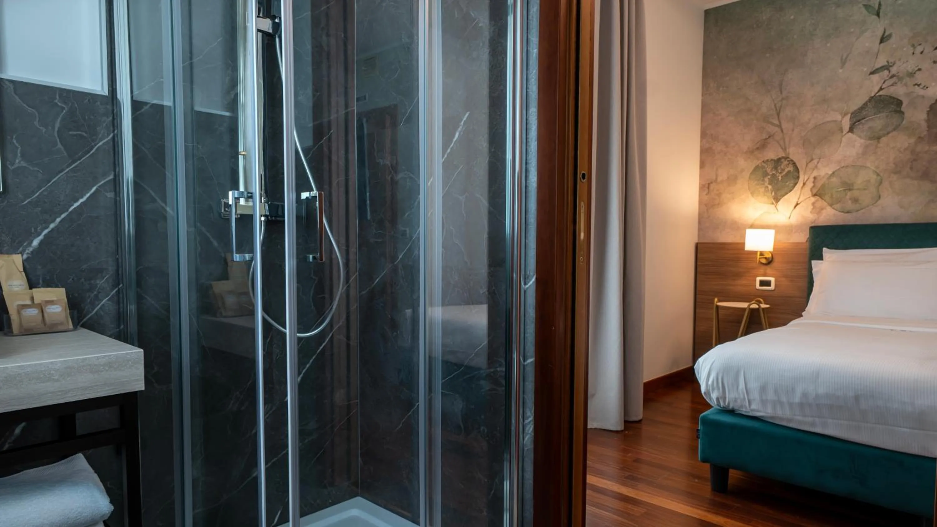 Bathroom, Bed in Gardone Palace Hotel