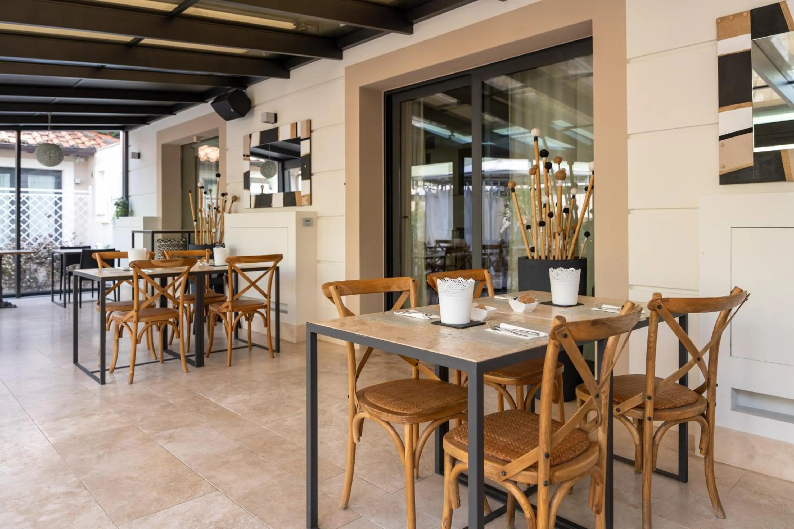 Restaurant/places to eat in Hotel 900