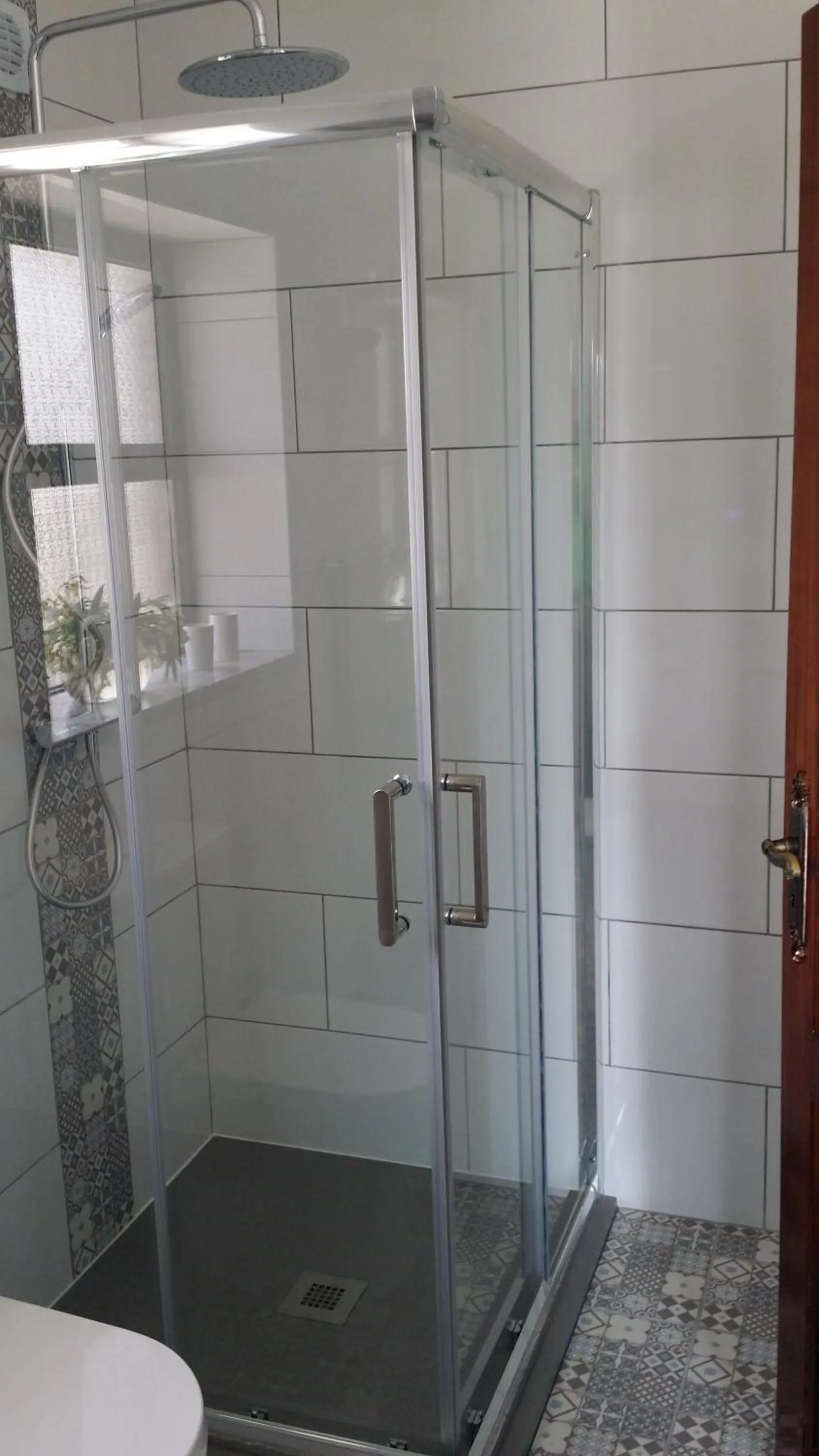 Shower in BB Silvercoast Casa das Flores