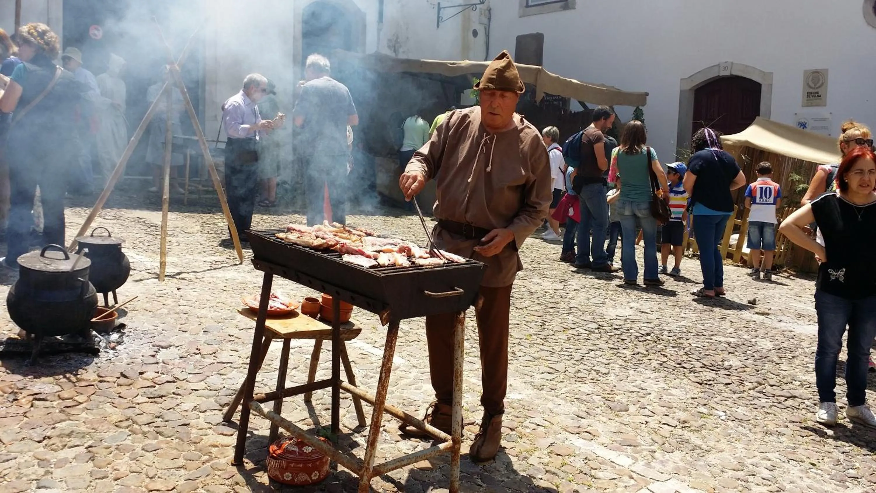 People in BB Silvercoast Casa das Flores
