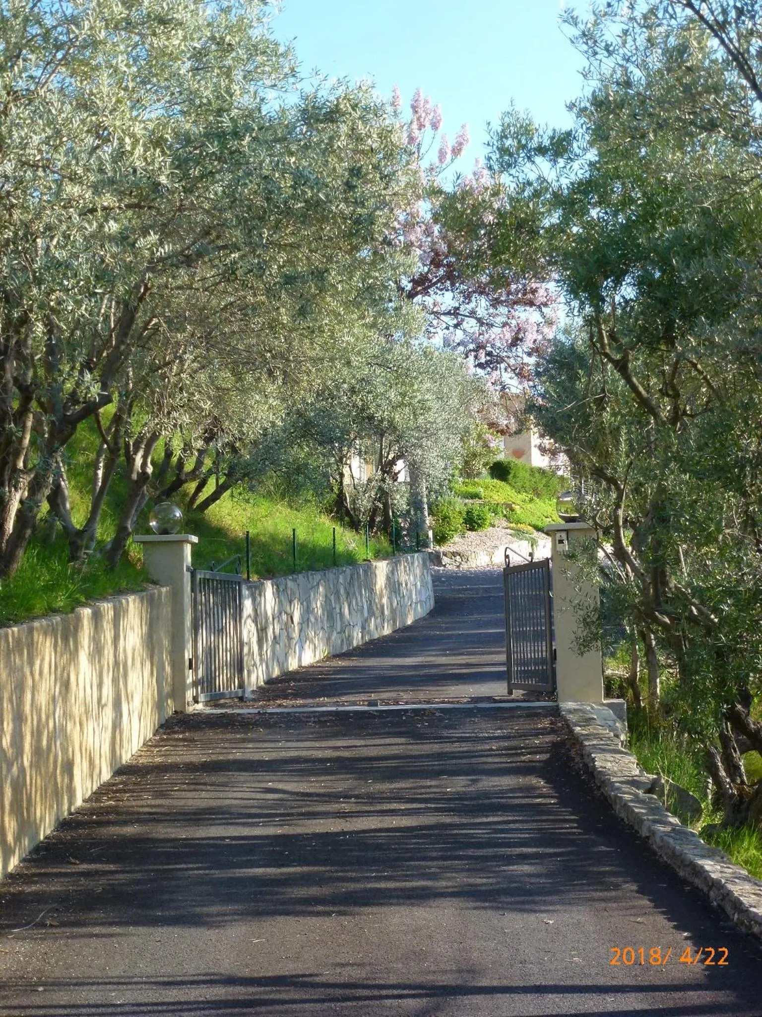 Facade/entrance in B&B L'ESCALADE en Lubéron
