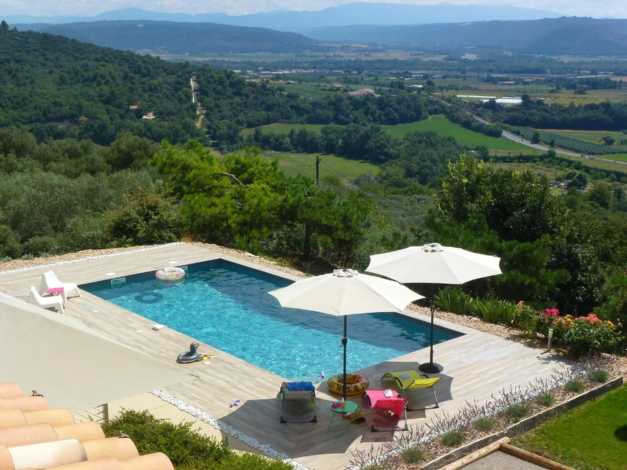 Pool view in B&B L'ESCALADE en Lubéron