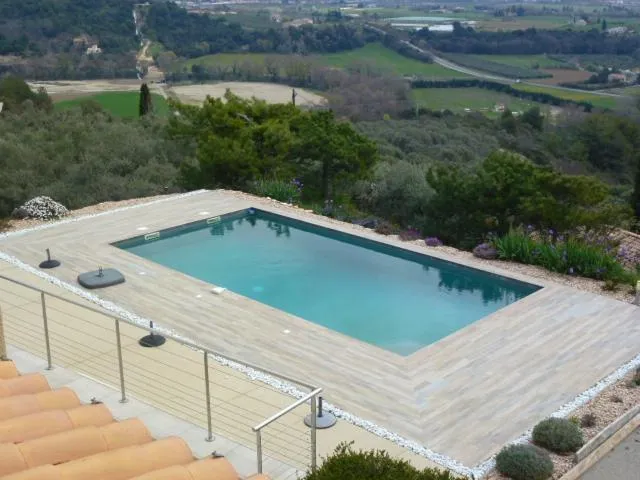 Swimming pool in B&B L'ESCALADE en Lubéron
